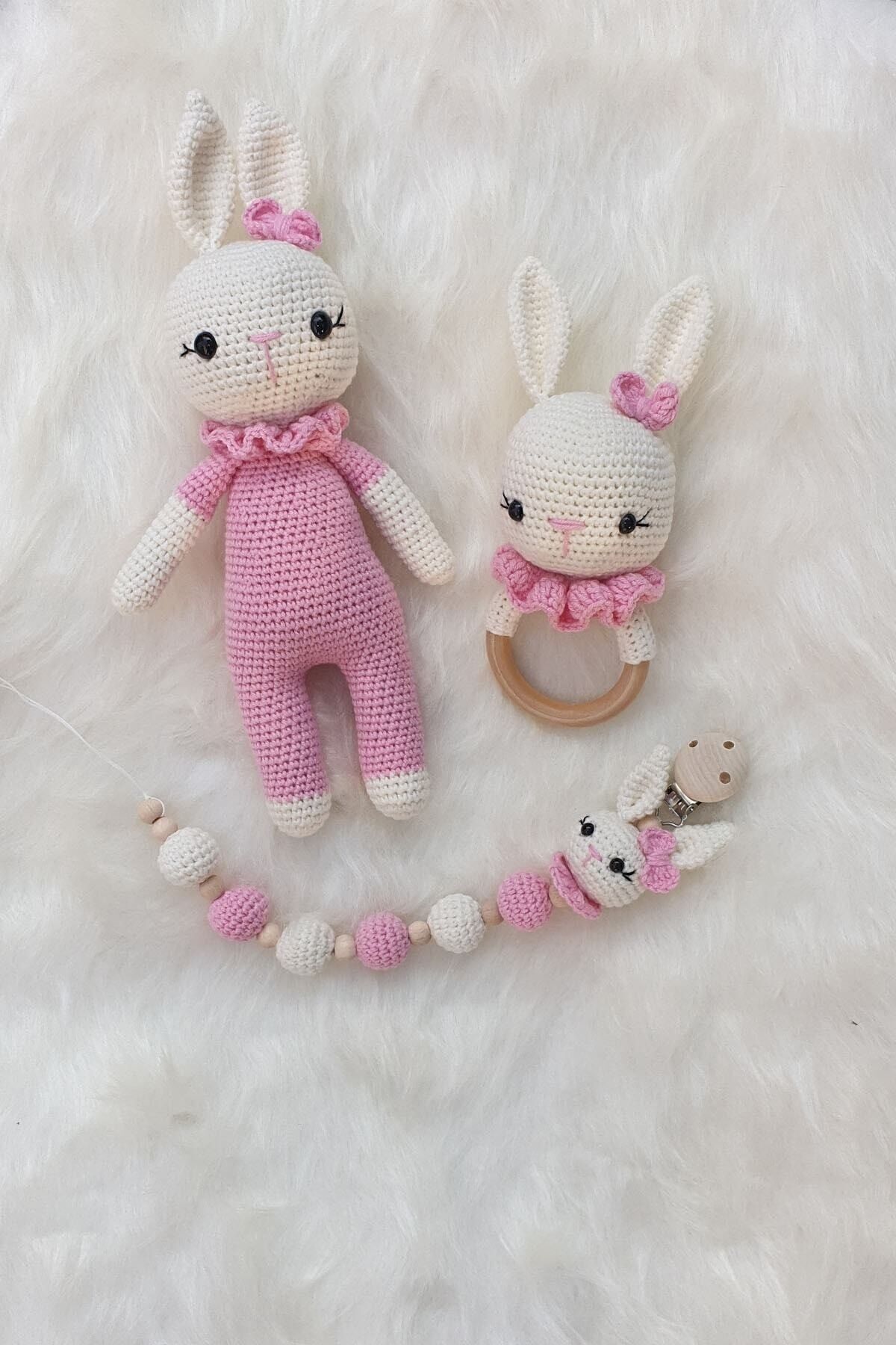 kelebeginruyasihobievi Amigurumi Hediyelik Uyku Arkadaşı Organik El Emeği Tavşan, Çıngırak, Emzik Zinciri Üçlü Set fotoğrafı 2 (önizleme)