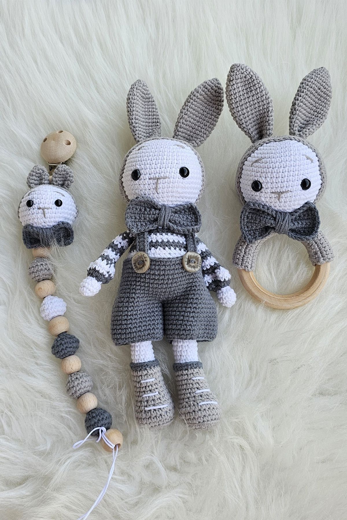 kelebeginruyasihobievi Amigurumi Koyu Gri Tulumlu Uyku Arkadaşı Tavşan ,Çıngırak ve Emzik Zinciri Set fotoğrafı 2 (önizleme)