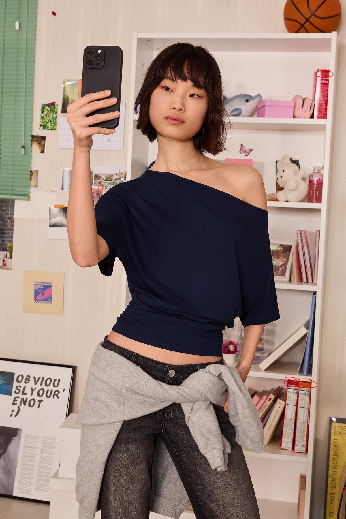 Bershka  Asimetrik baskılı kısa kollu tişört - Görsel 2