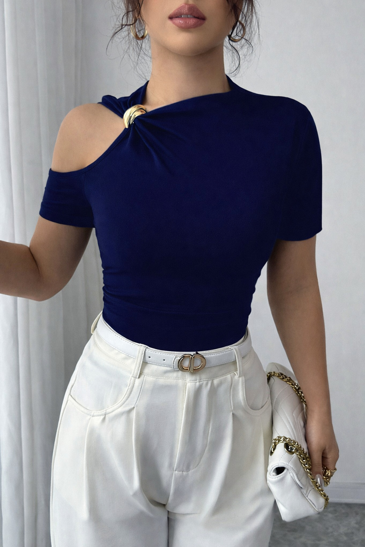 MOONBULL  Kadın Sağ Omuz Gold Köprü Aksesuar Detaylı Kısa Kollu Bluz