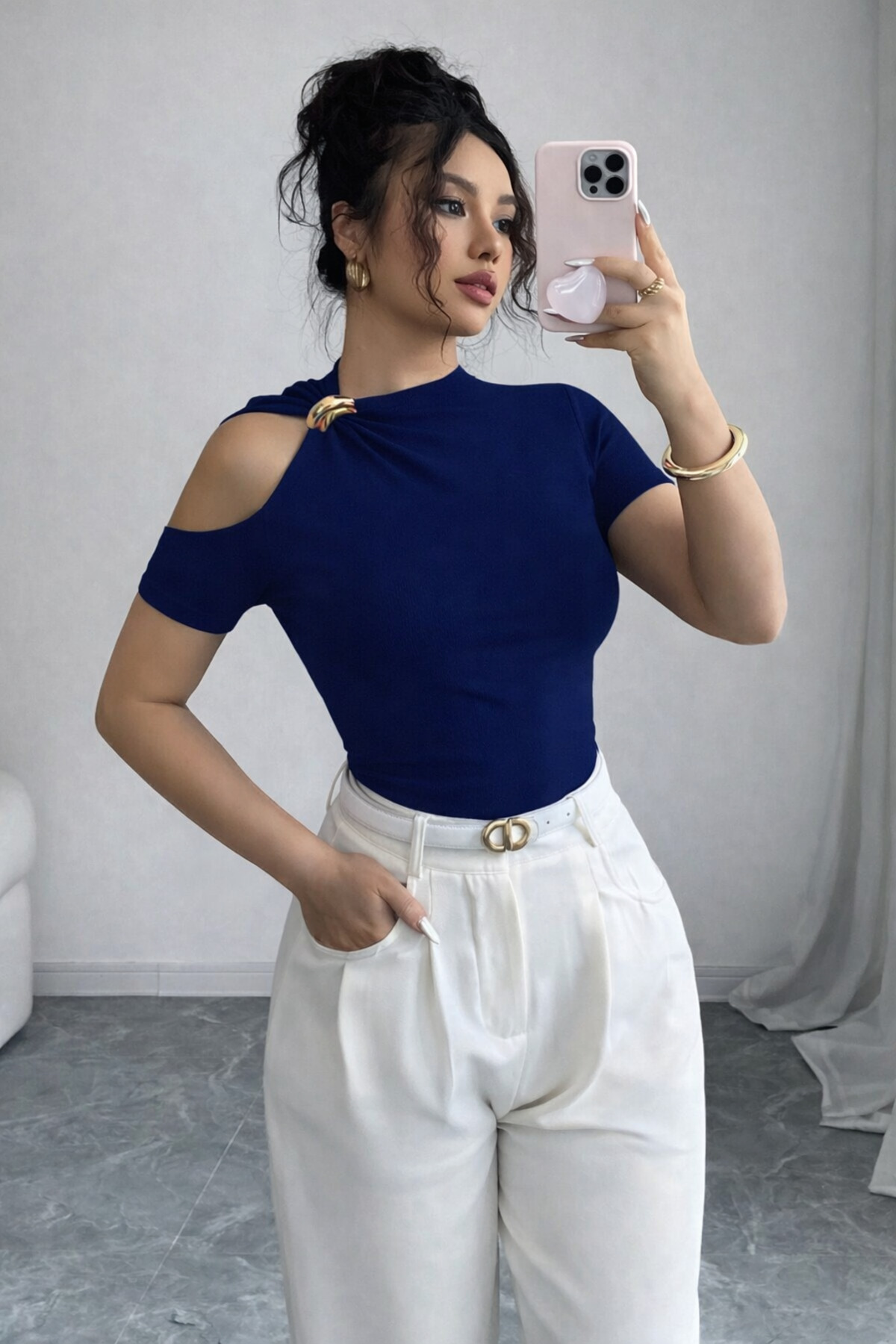 MOONBULL  Kadın Sağ Omuz Gold Köprü Aksesuar Detaylı Kısa Kollu Bluz - Görsel 2