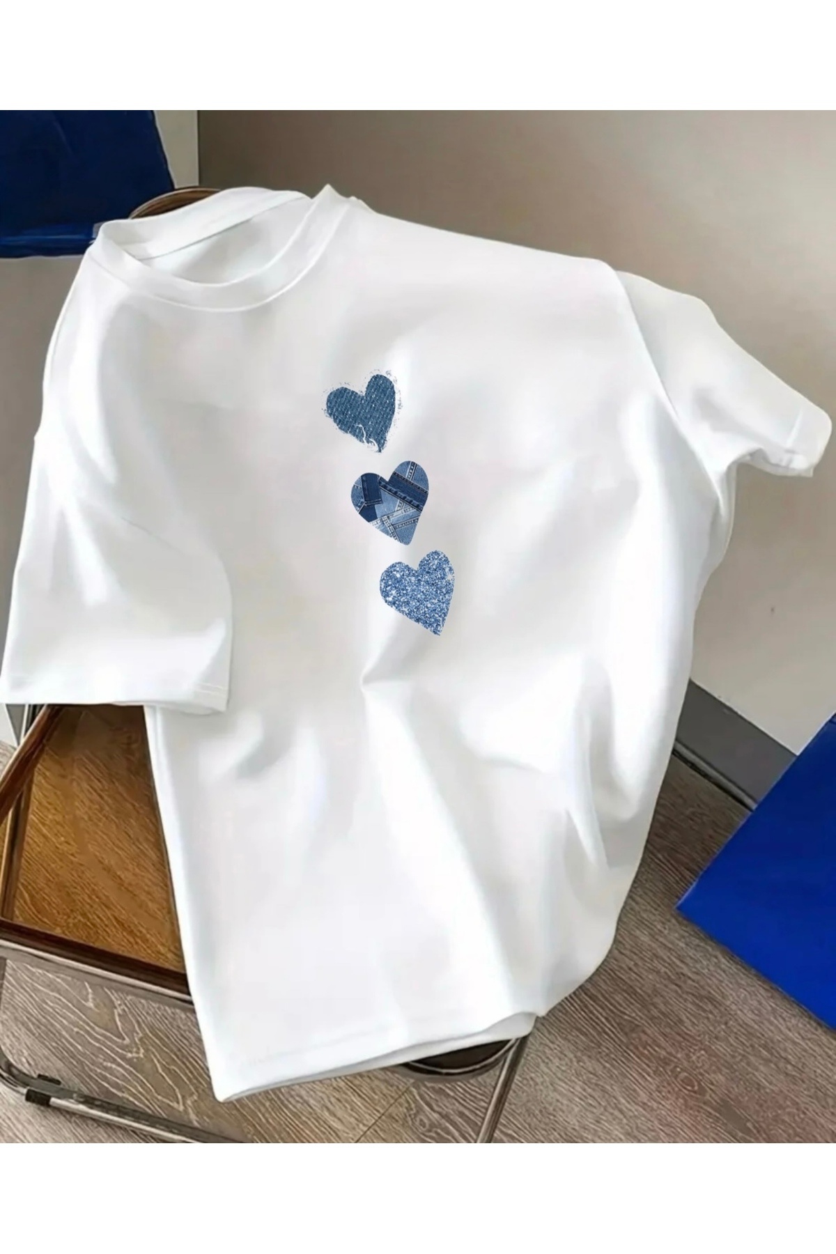 FUFLUNS TRIKOŠKA MAJICA S OVALNIM OGRLOM I ŠTAMPOM DENIM SRCA