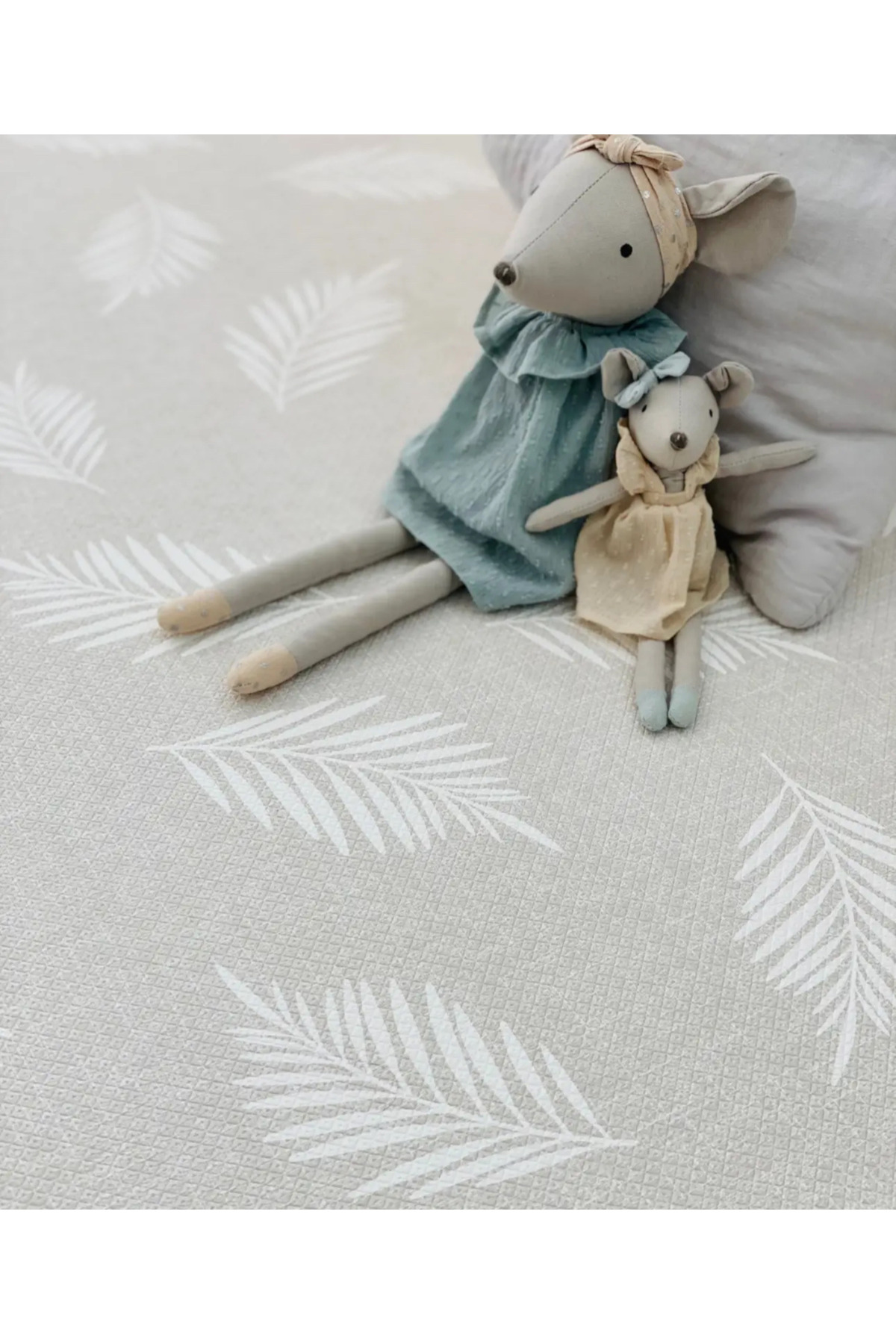 Dwinguler Latte Palm & Plumas - Çift Taraflı Premium Dolgulu Oyun Matı Oyun Halısı 210cmx140cmx1,3cm fotoğrafı 7 (önizleme)