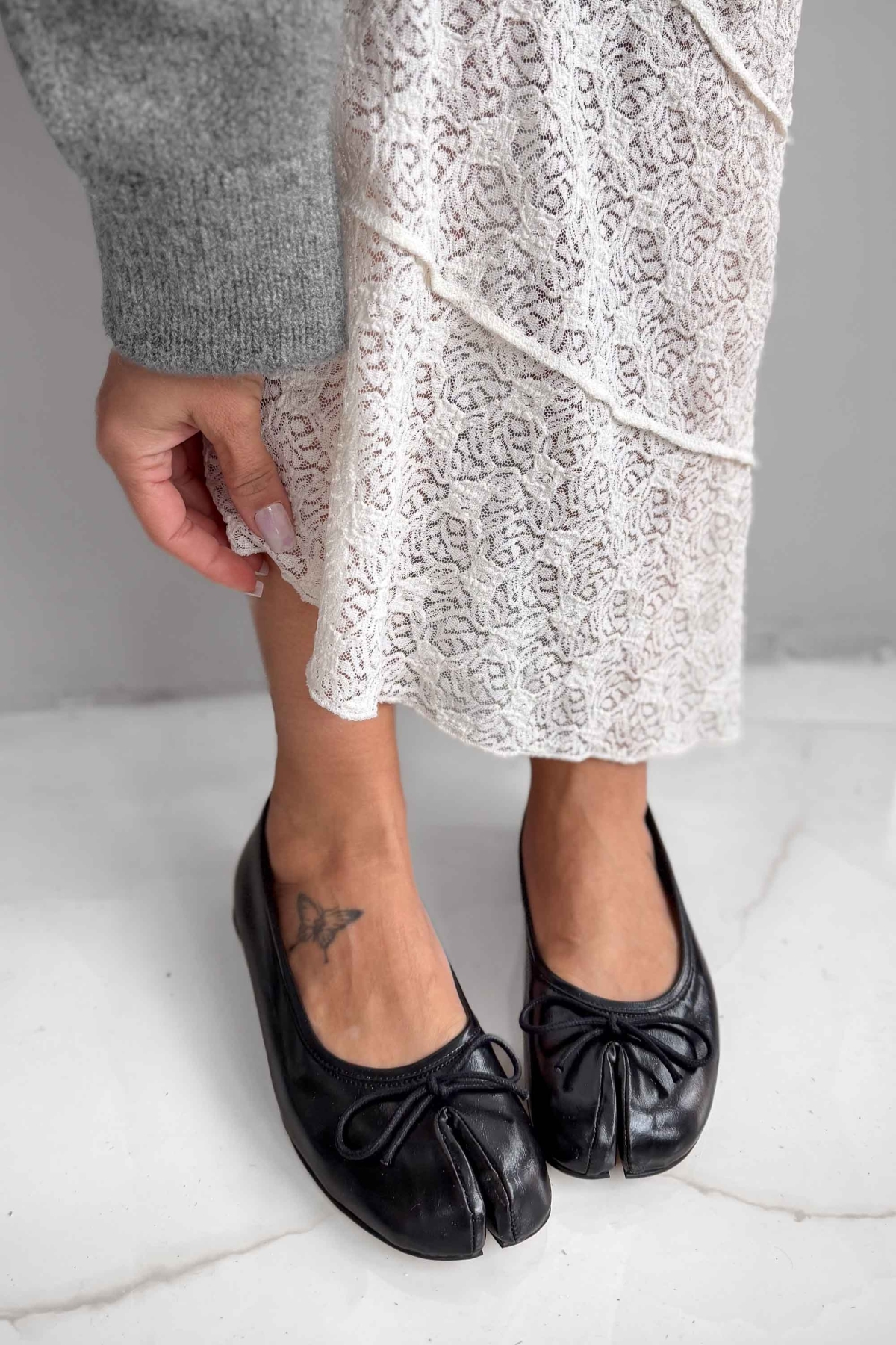 Shoebutik  Elissa Siyah Deri Parmak Arası Detay Kadın Babet - Görsel 4