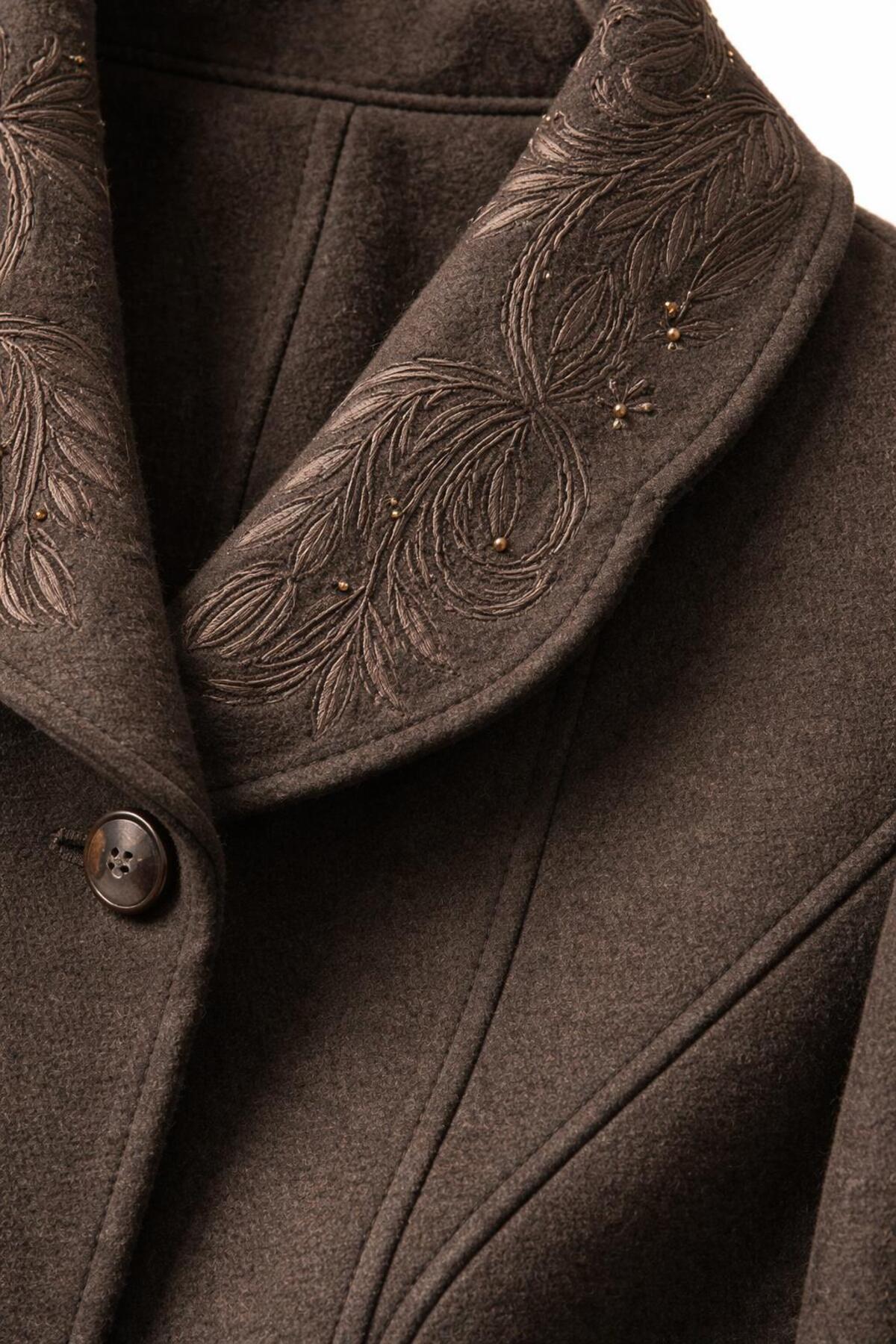 ESİN GİYİM  NAKIŞ DETAYLI BÜYÜK BEDEN MANTO - Görsel 5