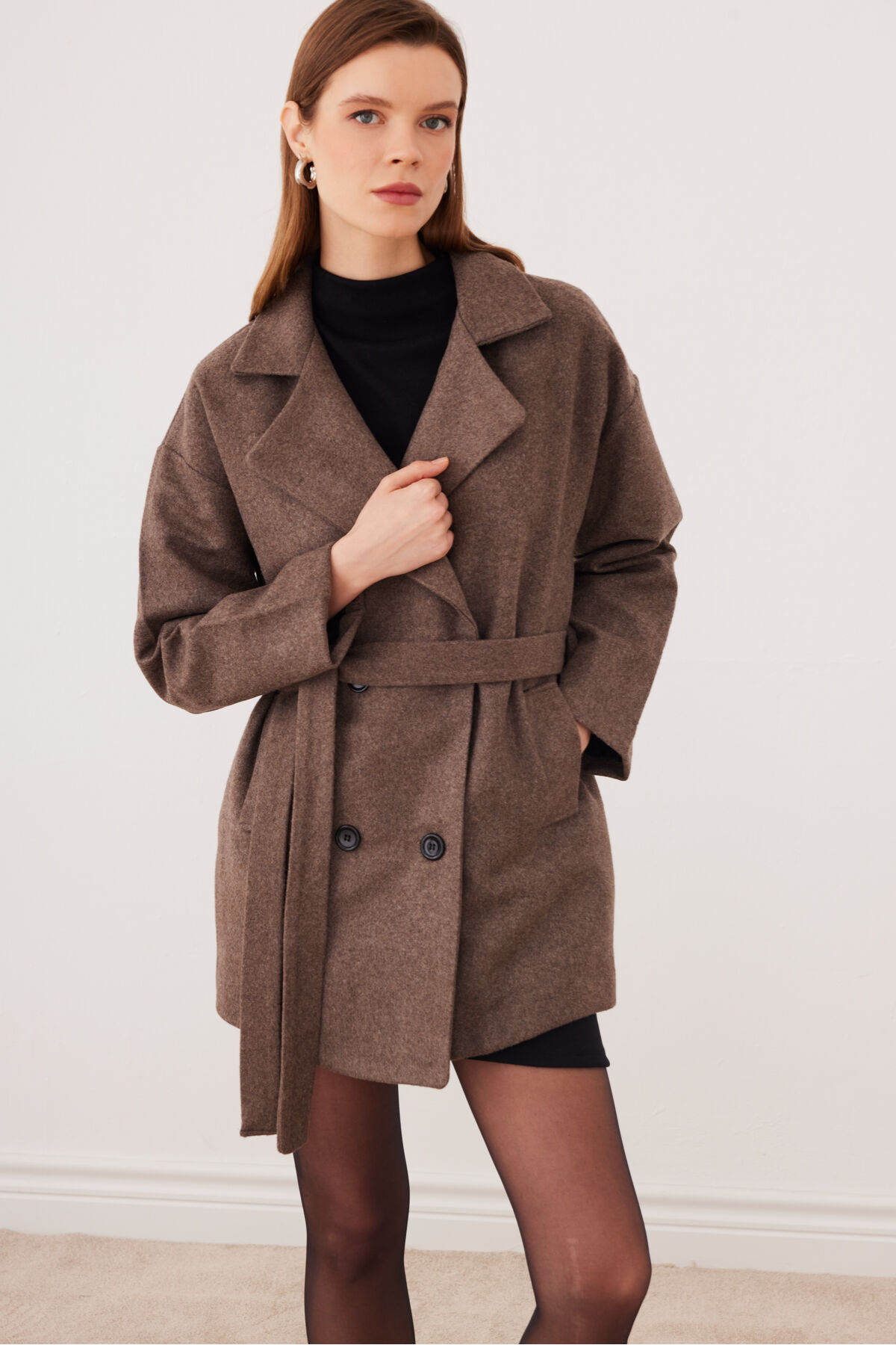 SevdeUgur  Kadın Vizon Oversize Kısa Kaşe Kaban Kemerli Astarlı - Sevde Ugur - Görsel 5