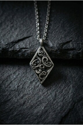 KARV Gümüş Renk Antik Eskitme Motifli Kolye - Geometrik Baklava Desenli Erkek...