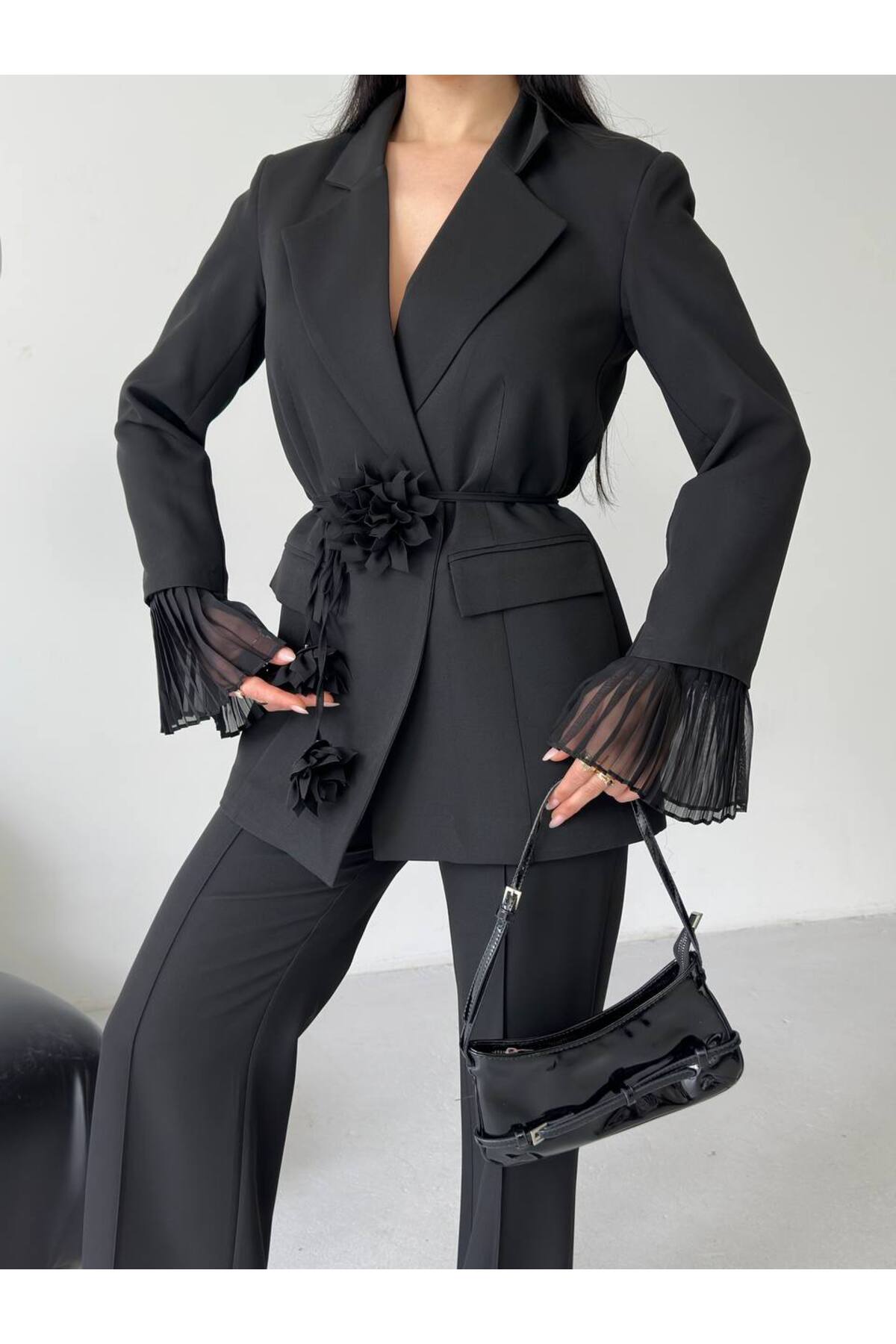 Damenanzug mit Rosenaccessoire-Details in Schwarz - Görsel 7