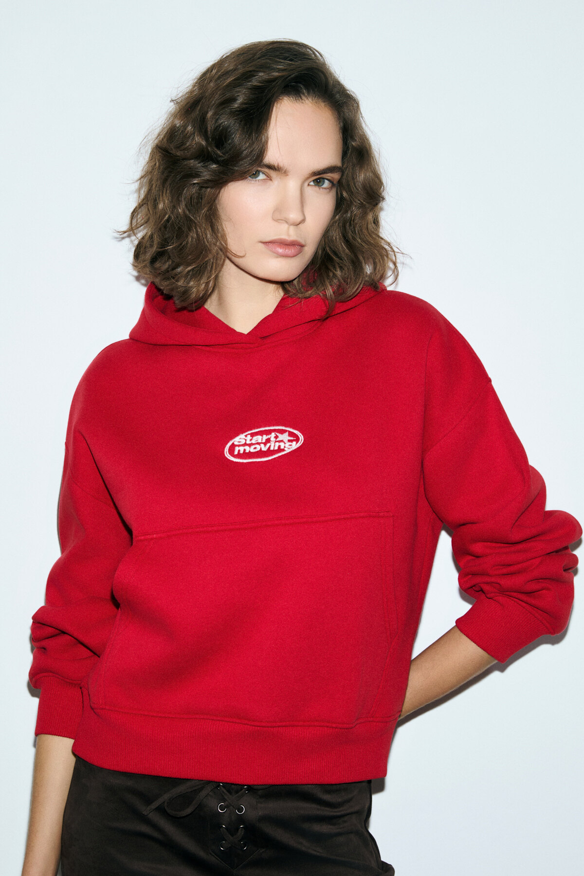 GRIMELANGE SILENT Kadın Kapüşonlu Organik Pamuklu İçi Polarlı Kangru Cepli Baskılı Nakışlı Kırmızı Sweatshirt görsel 4
