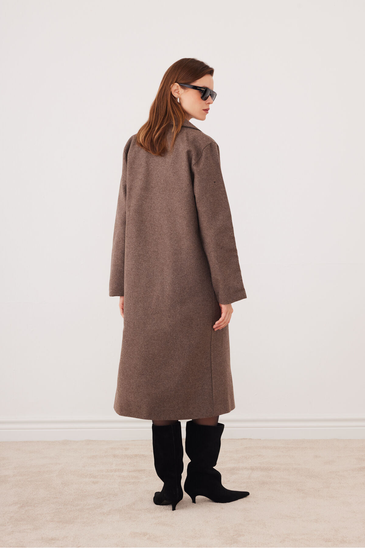 SevdeUgur  Kadın Kaşe Kruvaze Yaka Düğmeli Astarlı Kaban – Günlük & Şık – Vizon - Sevde Ugur - Görsel 7