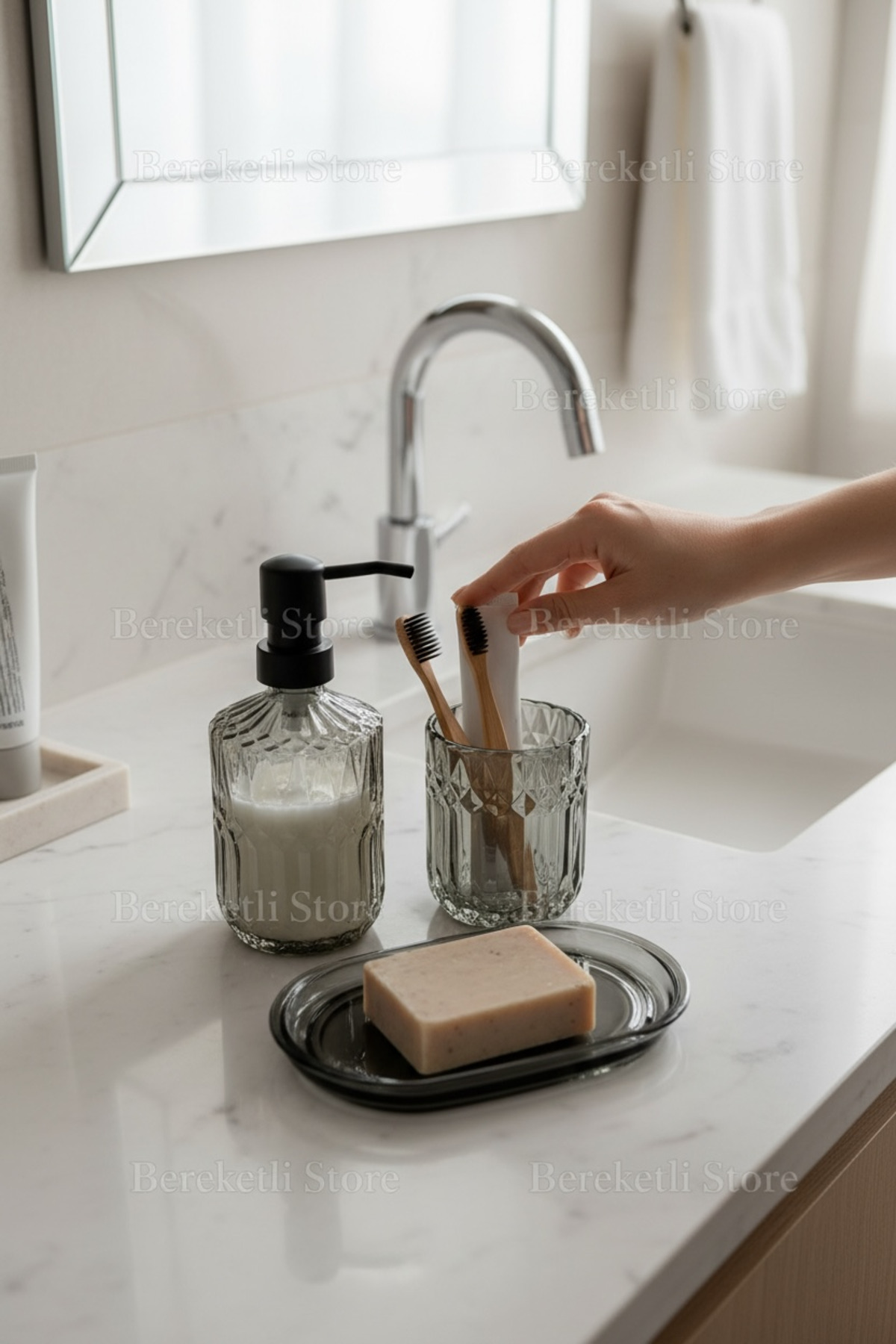 Sarı Çizgili Cam Banyo Seti | Sıvı Sabunluk, Diş Fırçalık ve Sabunluk | Şık & Modern Tezgâh Üstü Set