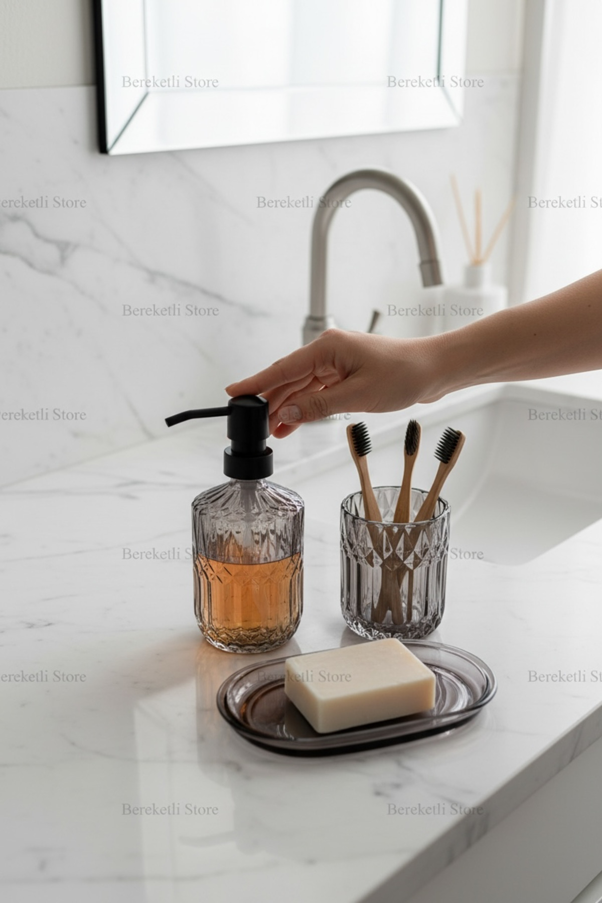 Sarı Çizgili Cam Banyo Seti | Sıvı Sabunluk, Diş Fırçalık ve Sabunluk | Şık & Modern Tezgâh Üstü Set