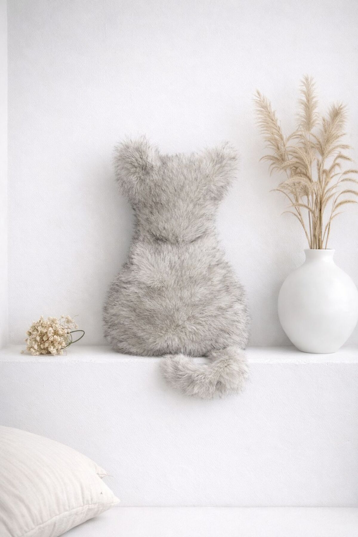 Açık Gri Kedi Figürlü Dekoratif Kırlent – Tüylü Kumaş