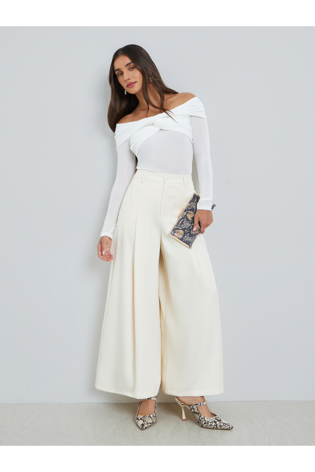 بنطلون نسائي أبيض أرجل واسعة