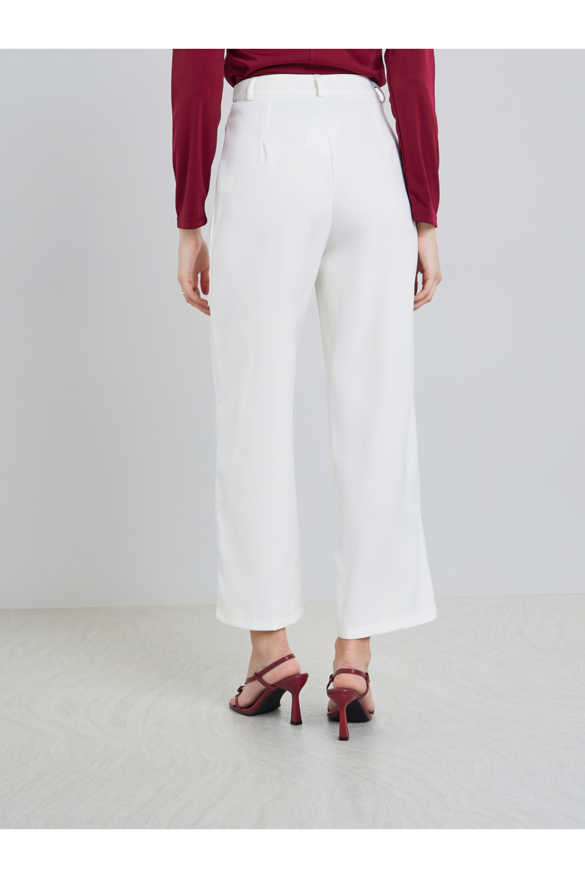 بنطلون نسائي أبيض أرجل واسعة