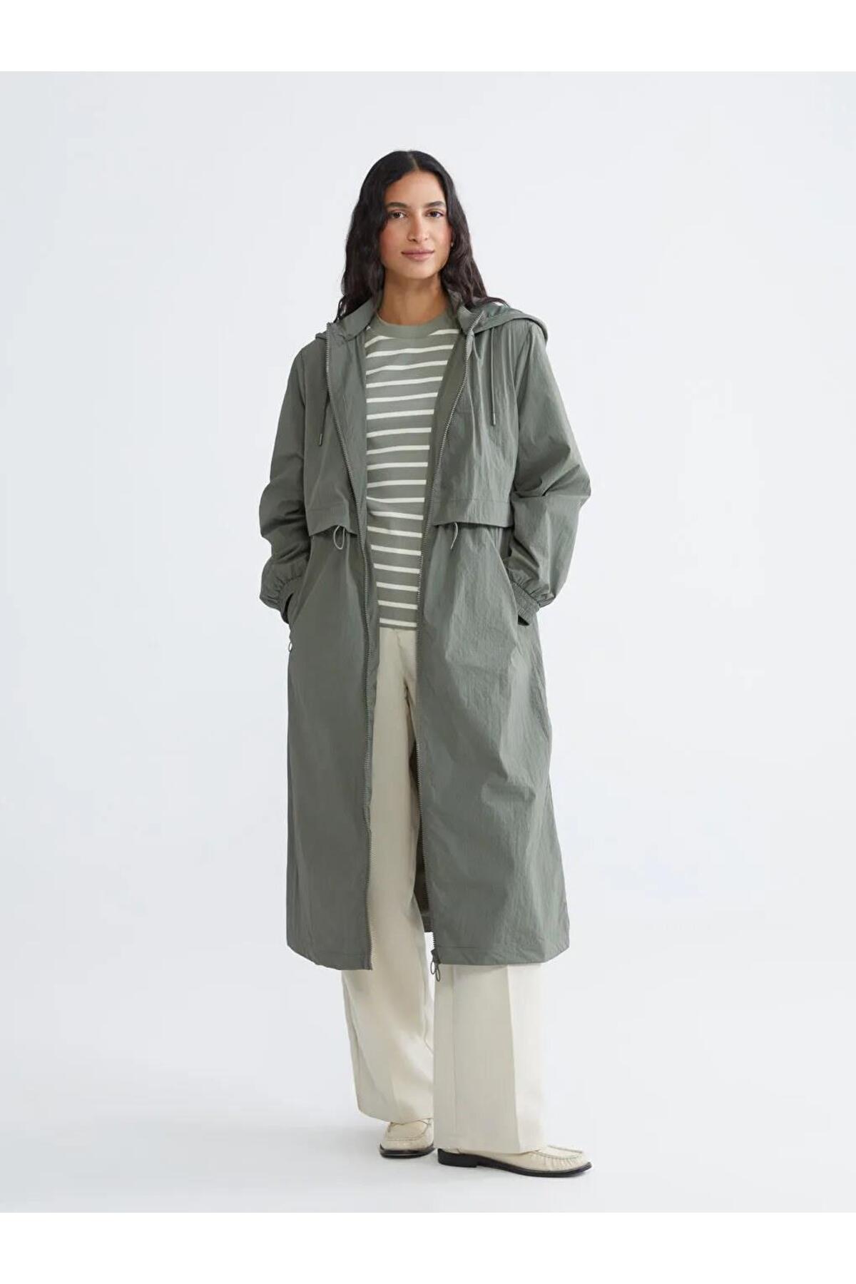 LC Waikiki  Siyah Kapüşonlu Büzgülü Kadın Yağmurluk (S6) - Görsel 2