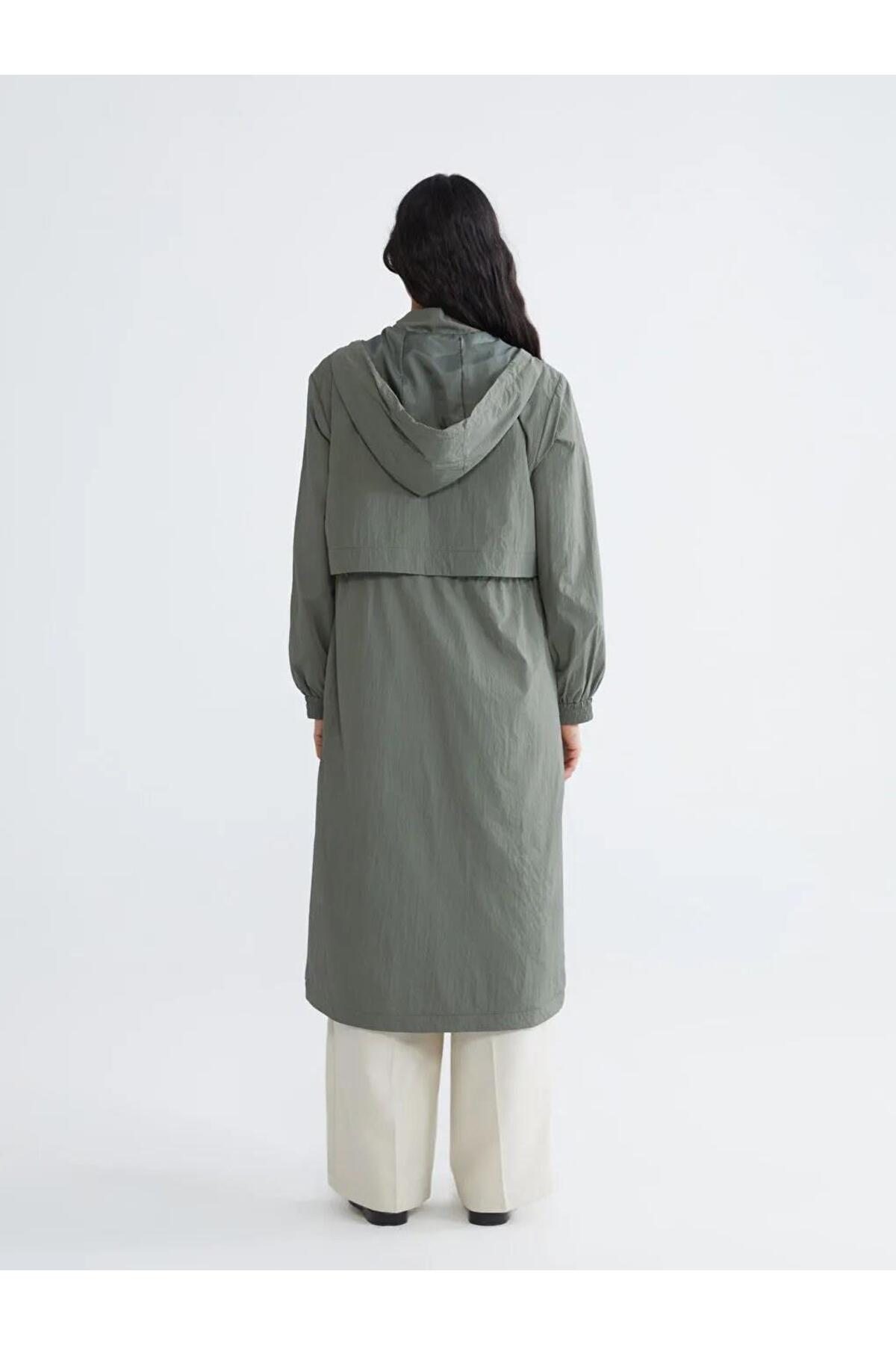 LC Waikiki  Siyah Kapüşonlu Büzgülü Kadın Yağmurluk (S6) - Görsel 4