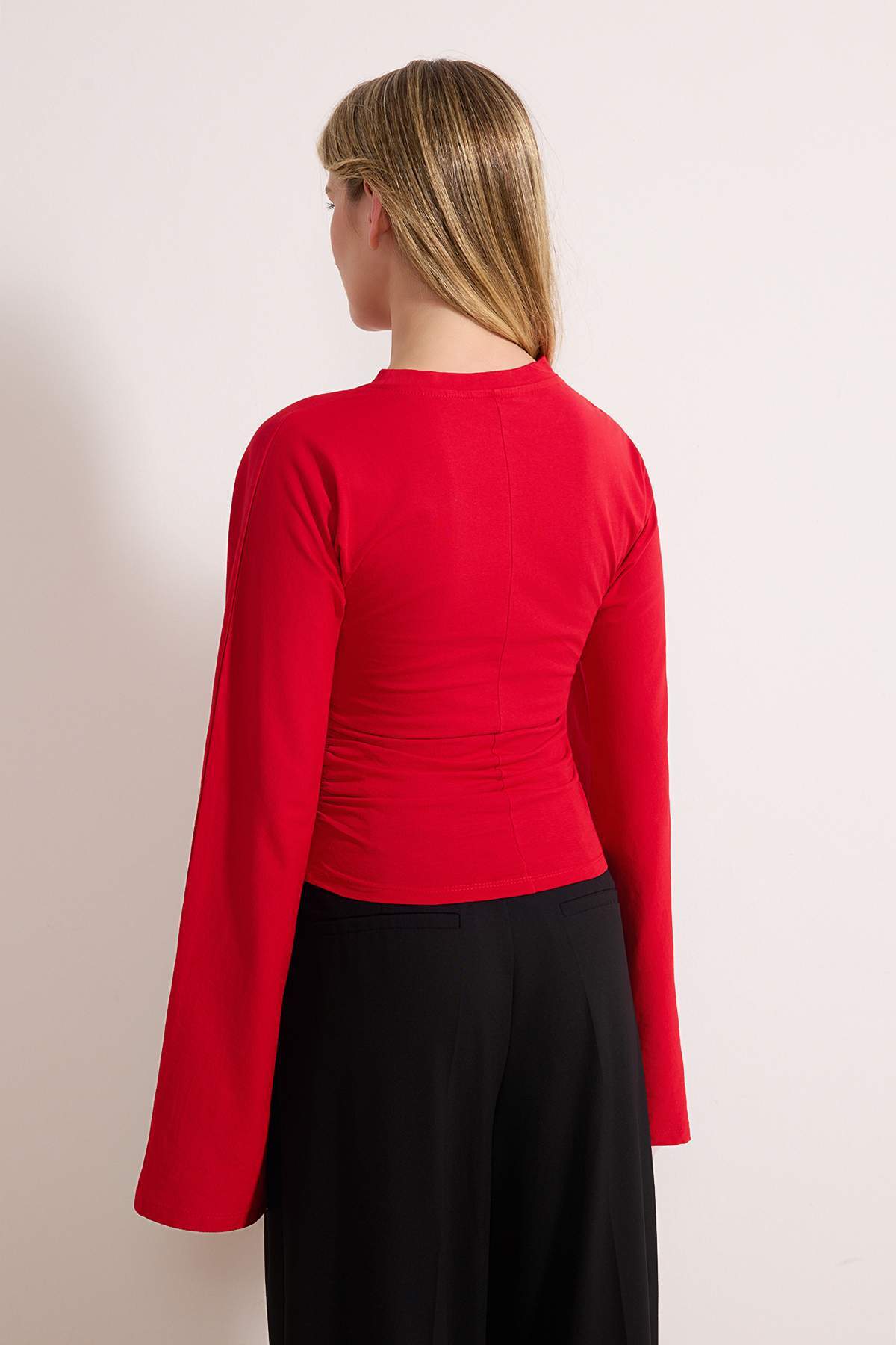 Trendyolmilla  Kırmızı İspanyol Kol Büzgü Detaylı Regular/Normal Kalıp Örme Bluz TWOAW26BZ00293 - Görsel 4