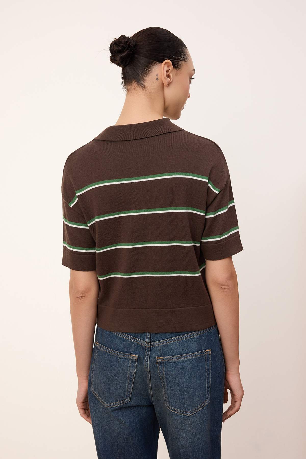 Trendyolmilla  Kahverengi Wardrobe Essentials Yazlık İplik Çizgili Polo Yaka Triko Bluz TWOSS26BZ00127 - Görsel 4