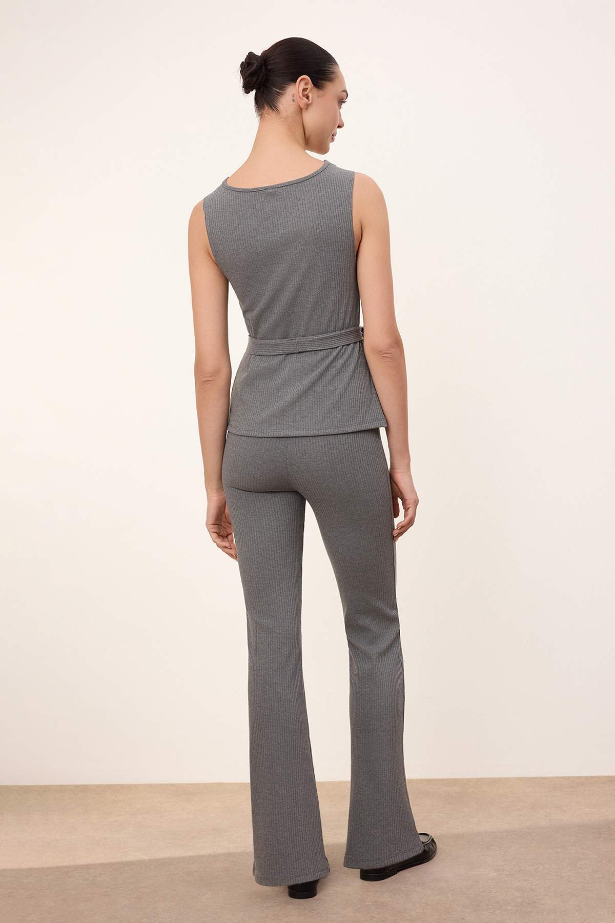 Trendyolmilla  Wardrobe Essentials-Antrasit Fitted/Vücuda Oturan Fitilli Esnek Örme Alt-Üst Takım TWOSS26AU00025 - Görsel 4