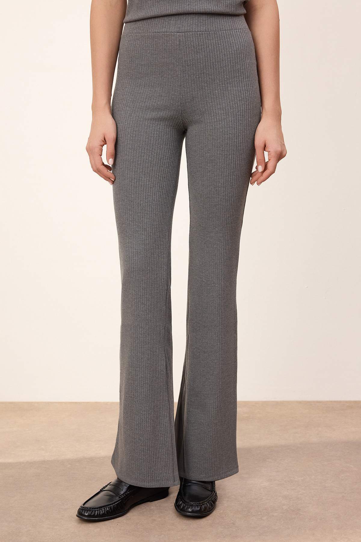 Trendyolmilla  Wardrobe Essentials-Antrasit Fitted/Vücuda Oturan Fitilli Esnek Örme Alt-Üst Takım TWOSS26AU00025 - Görsel 3