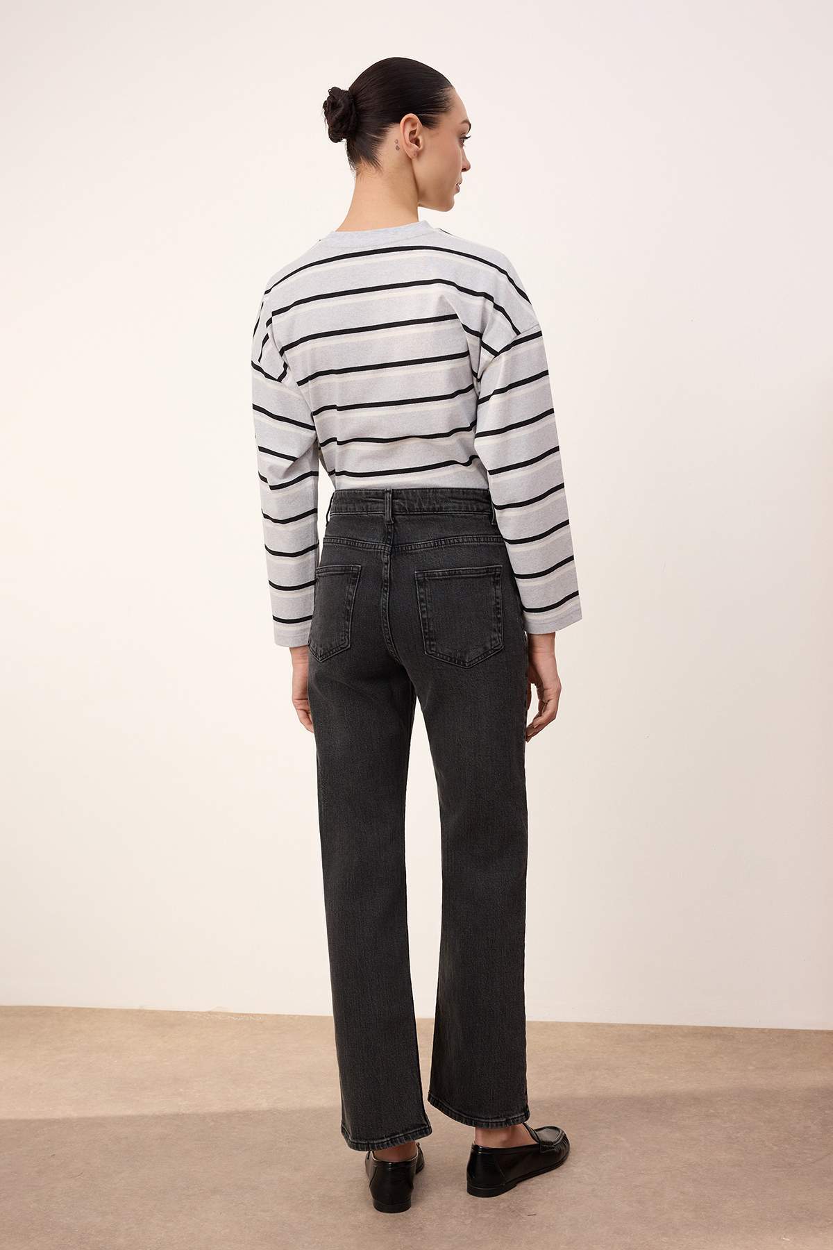 Trendyolmilla  Trendyolmilla Wardrope Essentials Siyah Yüksek Bel Az Esnek Straight Düz Kesim Jeans TWOSS26JE00095 - Görsel 4