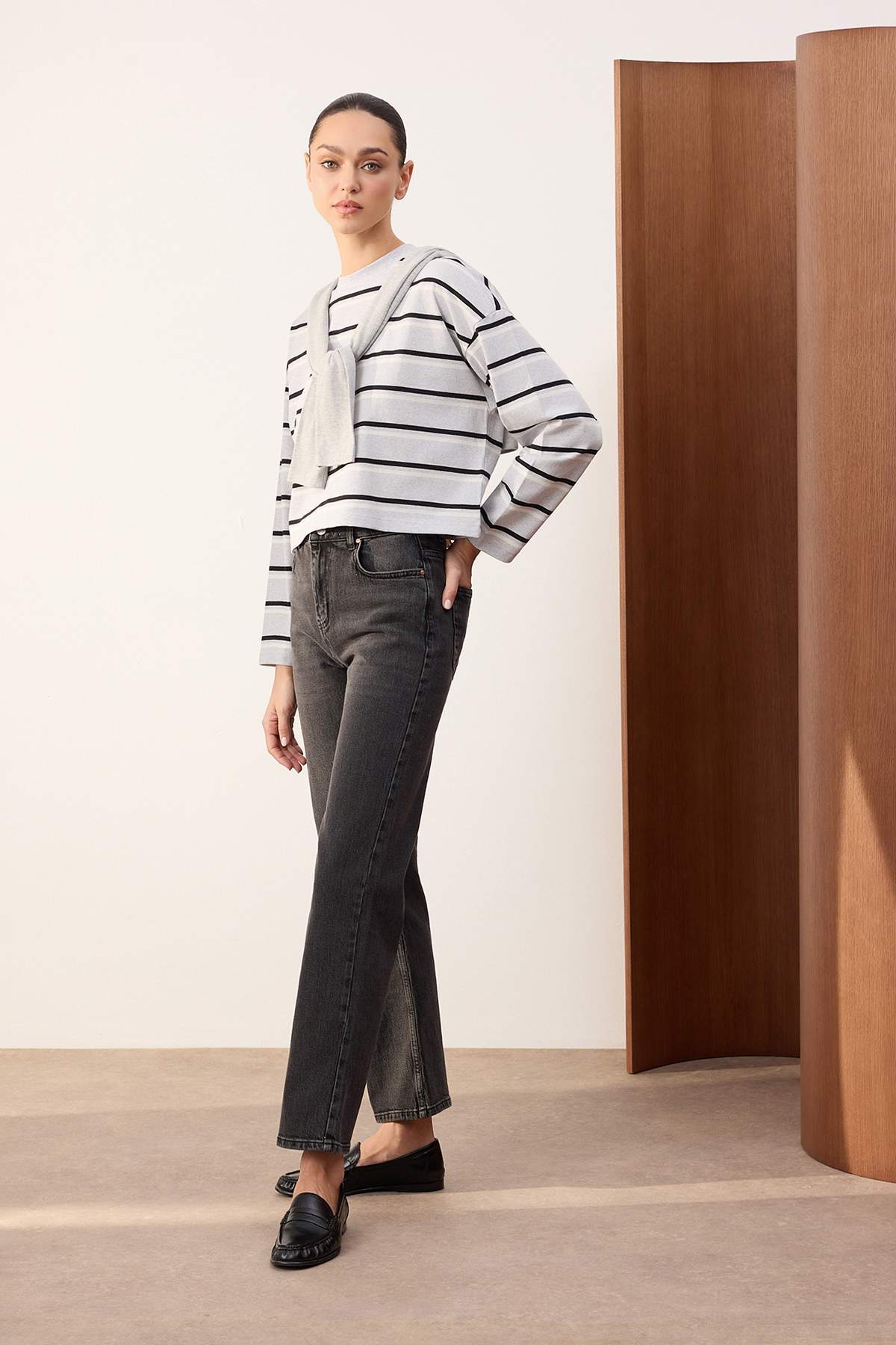 Trendyolmilla  Trendyolmilla Wardrope Essentials Siyah Yüksek Bel Az Esnek Straight Düz Kesim Jeans TWOSS26JE00095 - Görsel 3