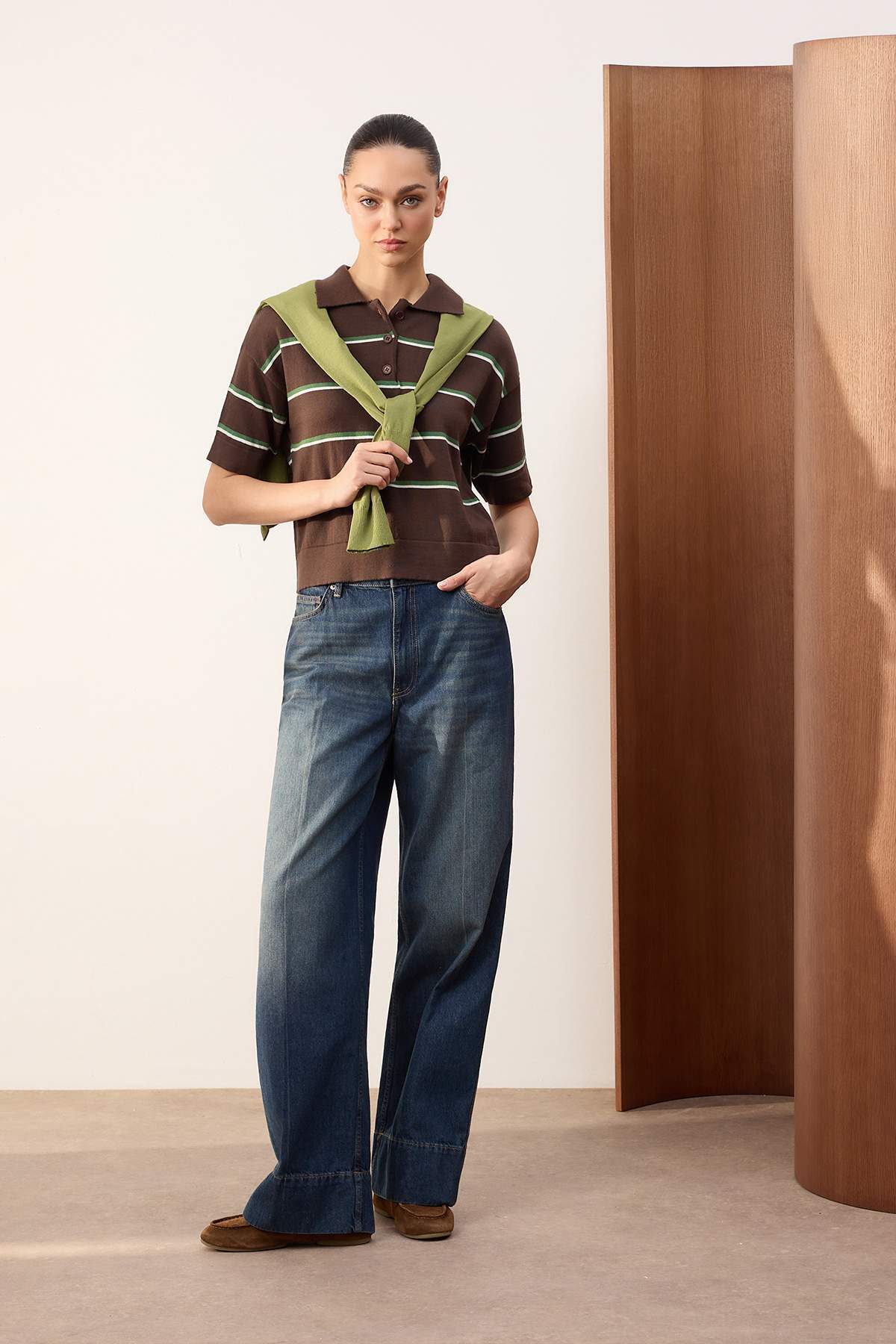 Trendyolmilla  Kahverengi Wardrobe Essentials Yazlık İplik Çizgili Polo Yaka Triko Bluz TWOSS26BZ00127 - Görsel 2