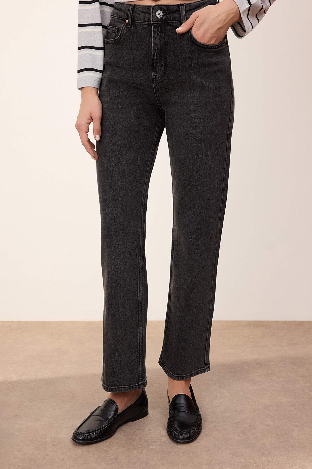 Trendyolmilla  Trendyolmilla Wardrope Essentials Siyah Yüksek Bel Az Esnek Straight Düz Kesim Jeans TWOSS26JE00095