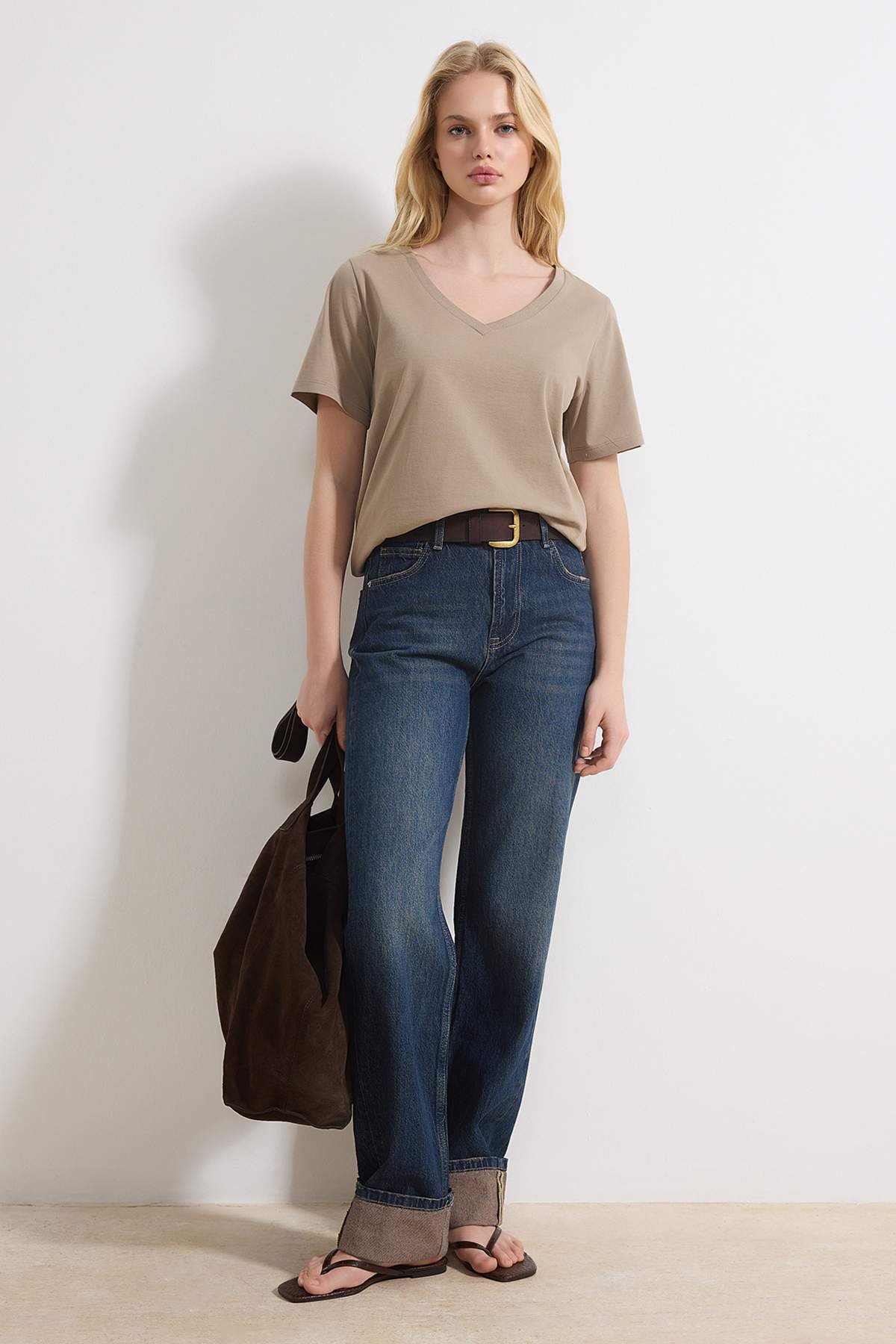 Trendyolmilla Vizon %100 Pamuk Basic V Yaka Örme T-Shirt TWOSS23TS00001