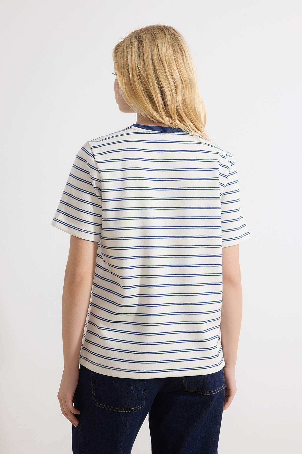 Trendyolmilla  Lacivert Çizgili Regular/Normal Kalıp Kısa Kollu Tok İnterlok Örme T-Shirt TWOSS26TS00067 - Görsel 4