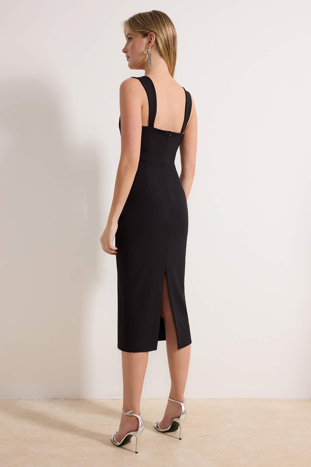 Trendyolmilla  Siyah Taş Aksesuar Detaylı Dokuma Midi Şık/Gece Elbise TPRSS26EL00006 - Görsel 4