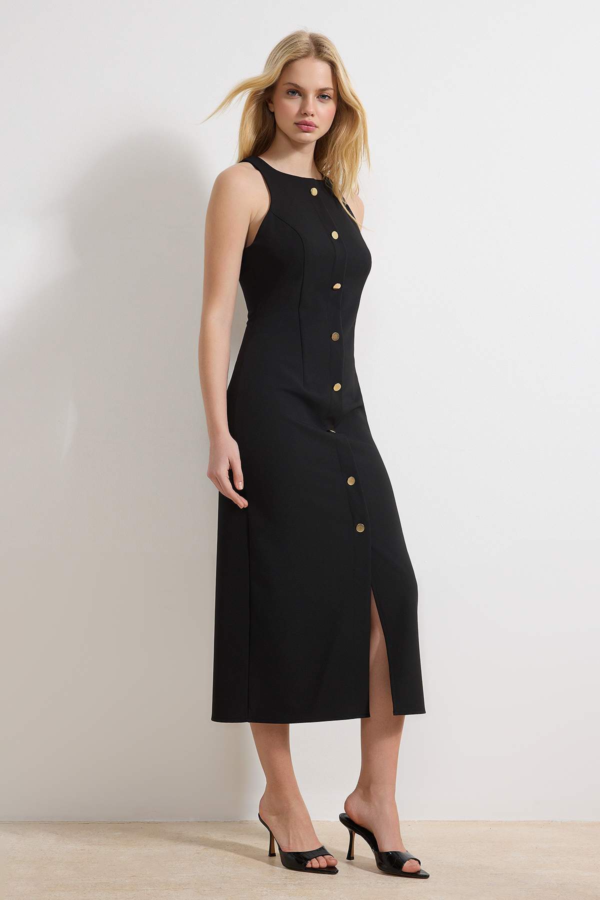 Trendyolmilla  Siyah Düğme Detaylı Midi Dokuma Elbise TWOSS26EL00083 - Görsel 2