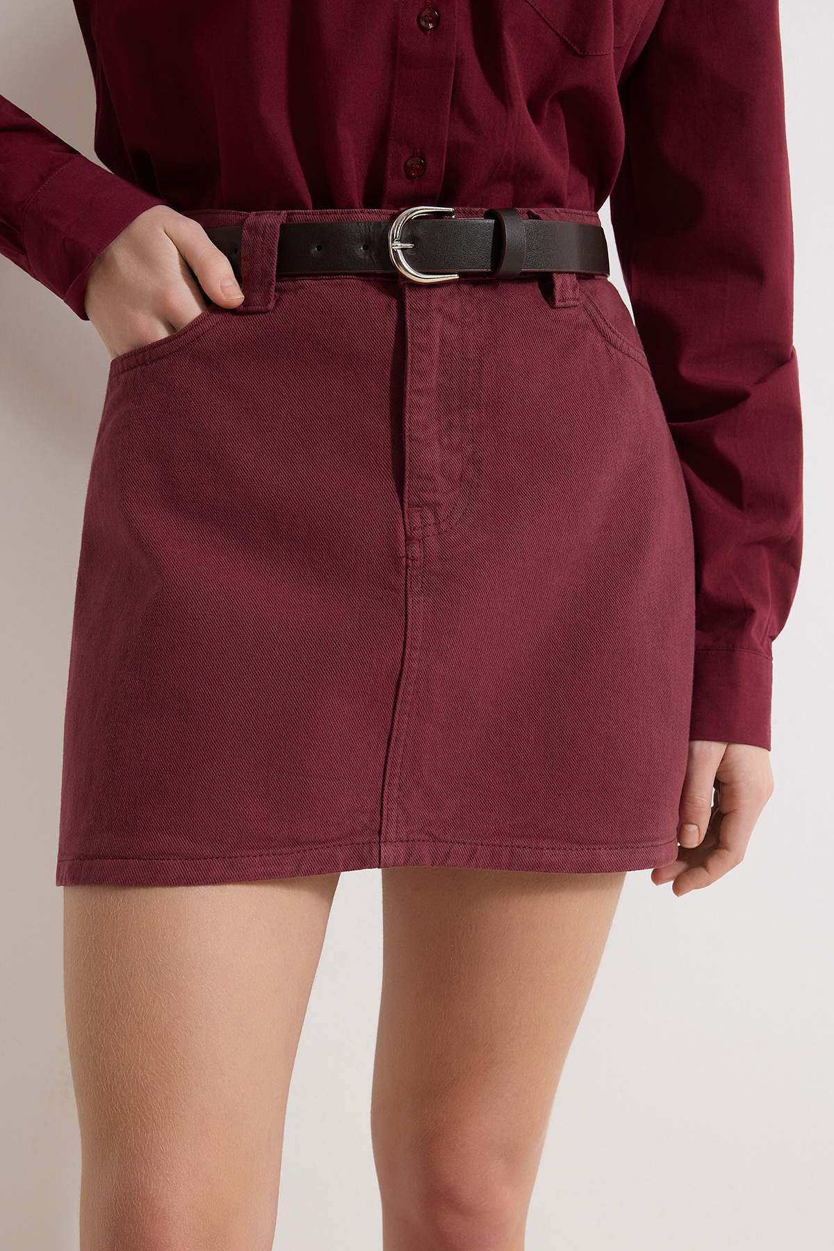 Trendyolmilla  Bordo Kemer Detaylı Mini %100 Pamuk Denim Etek TWOSS26ET00005 - Görsel 4