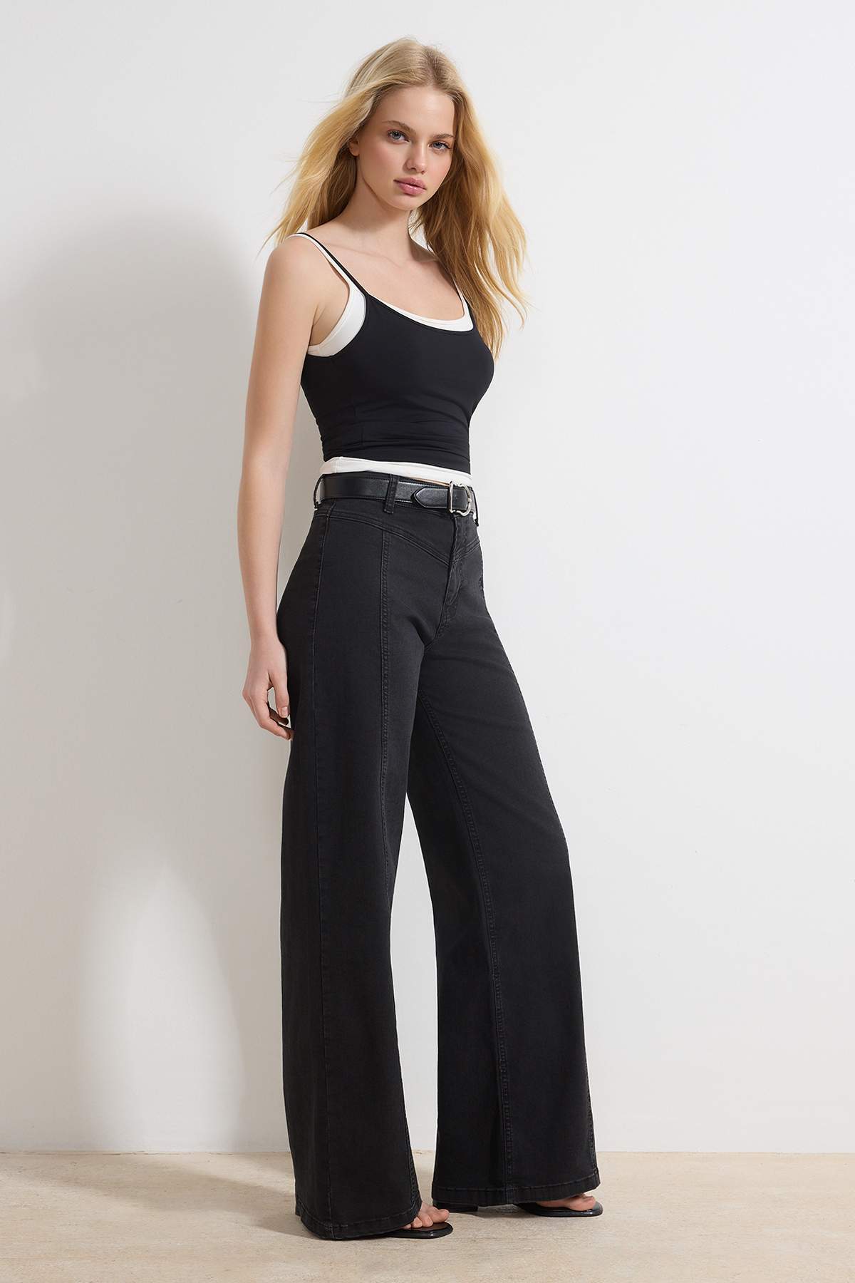 Trendyolmilla  Siyah Yüksek Bel Dikiş Detaylı Ekstra Esnek Wide Leg Geniş Paça Jeans TWOSS26JE00024 - Görsel 2