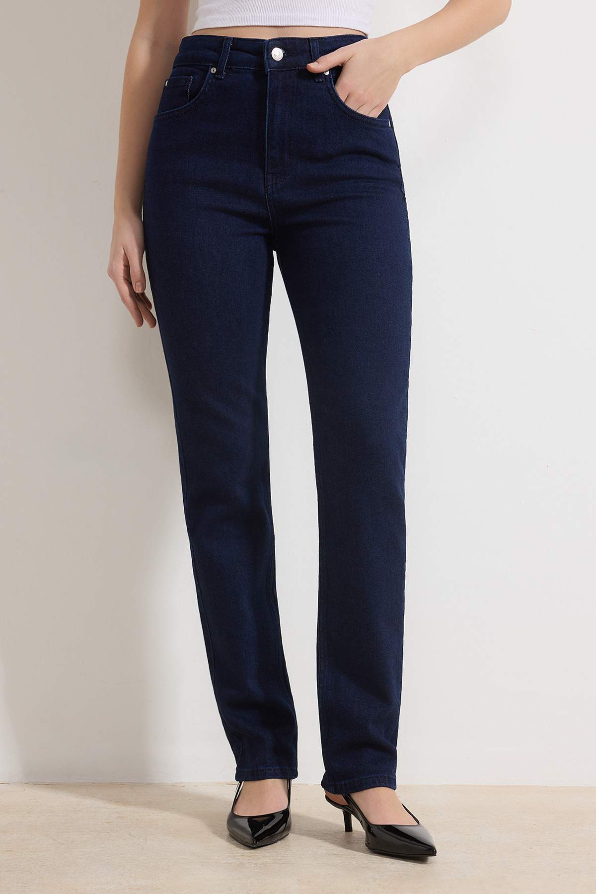 Trendyolmilla  Koyu Mavi Yüksek Bel Az Esnek Straight Düz Kesim Slim Jeans TWOSS26JE00102 - Görsel 3