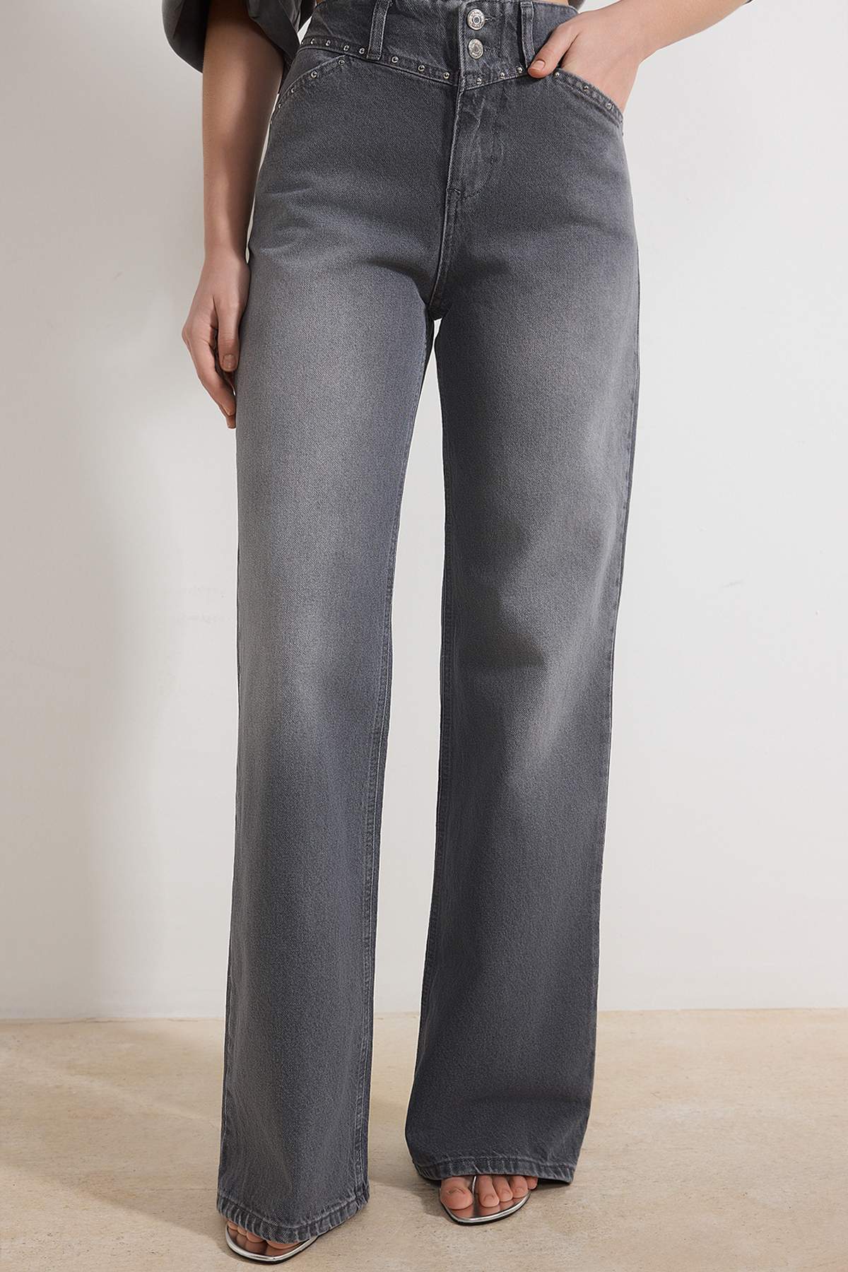 Trendyolmilla  Gri Trok Detaylı Normal Bel %100 Pamuk Wide Leg Jeans TWOSS26JE00051 - Görsel 3