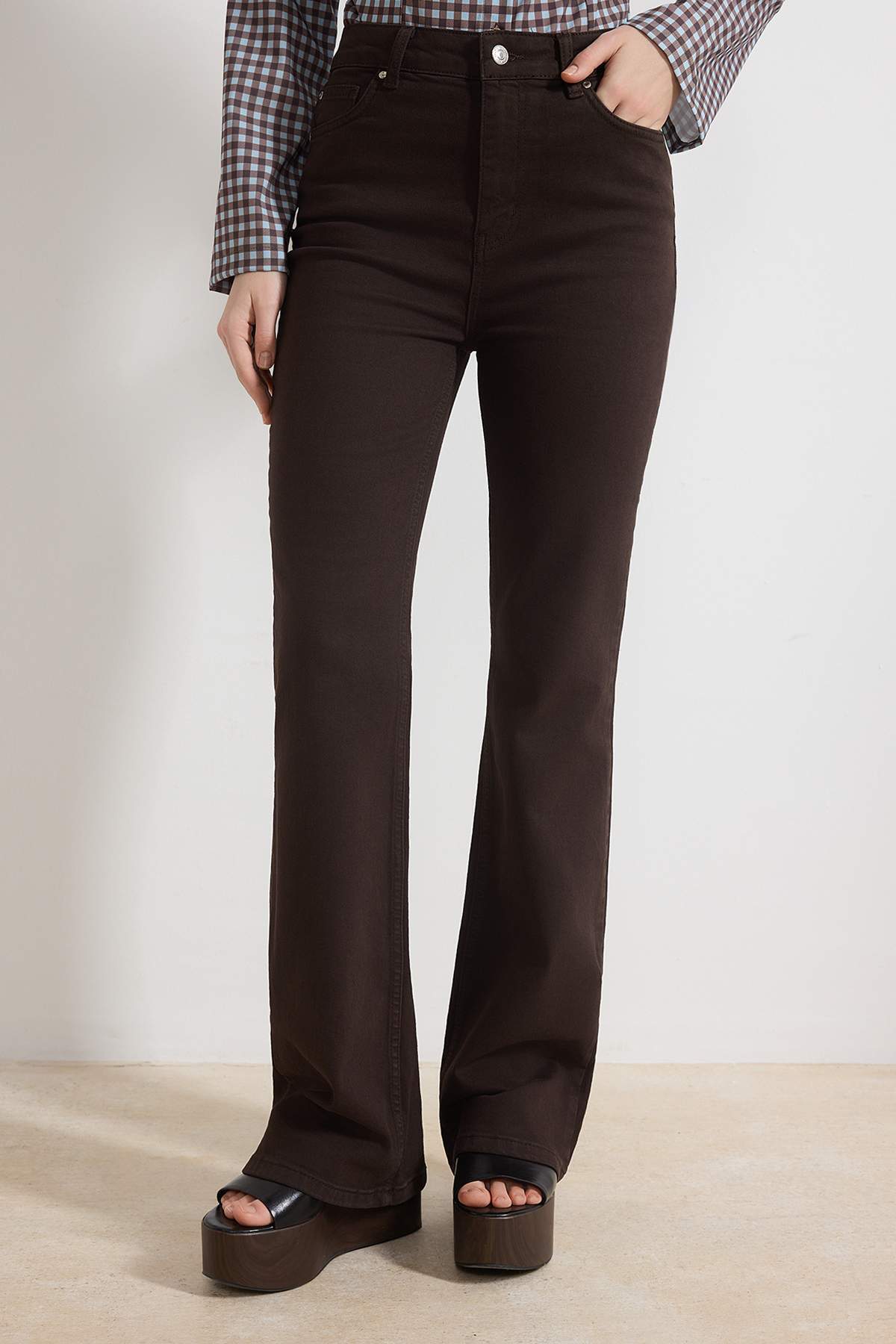 Trendyolmilla  Kahverengi Yüksek Bel Az Esnek Flare İspanyol Paça Jeans TWOSS25JE00101 - Görsel 3