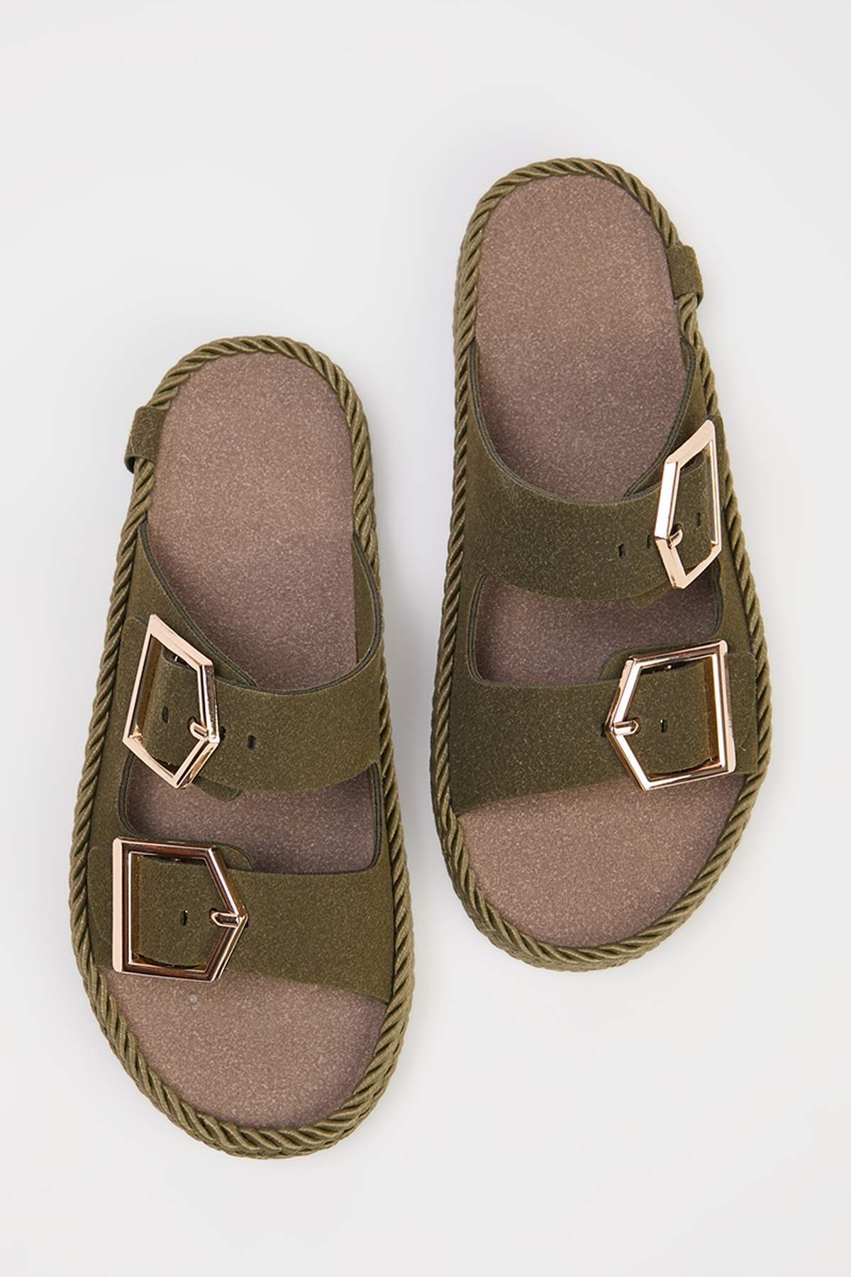 TRENDYOL SHOES Khakifarbene Damen-Hausschuhe mit doppeltem Band und goldener ...