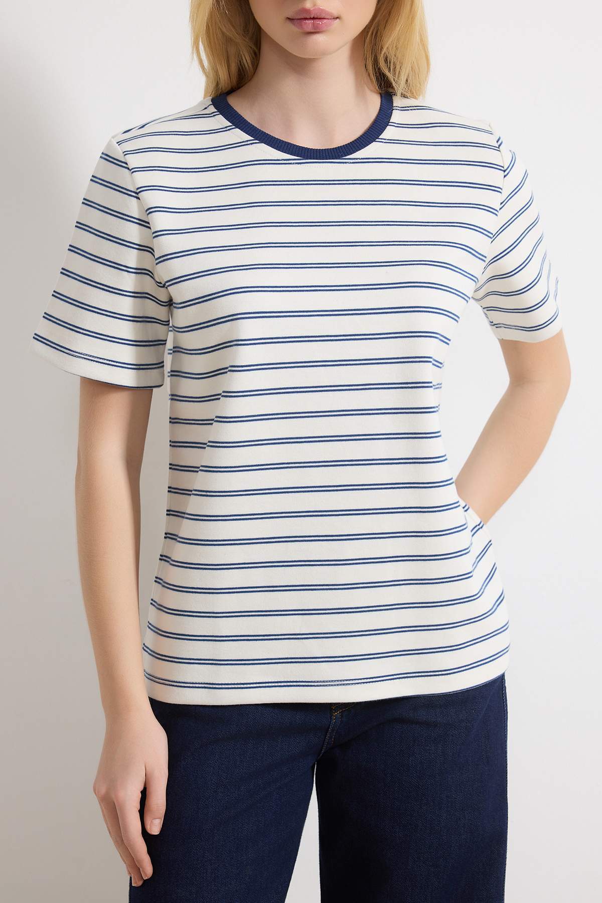 Trendyolmilla  Lacivert Çizgili Regular/Normal Kalıp Kısa Kollu Tok İnterlok Örme T-Shirt TWOSS26TS00067 - Görsel 3