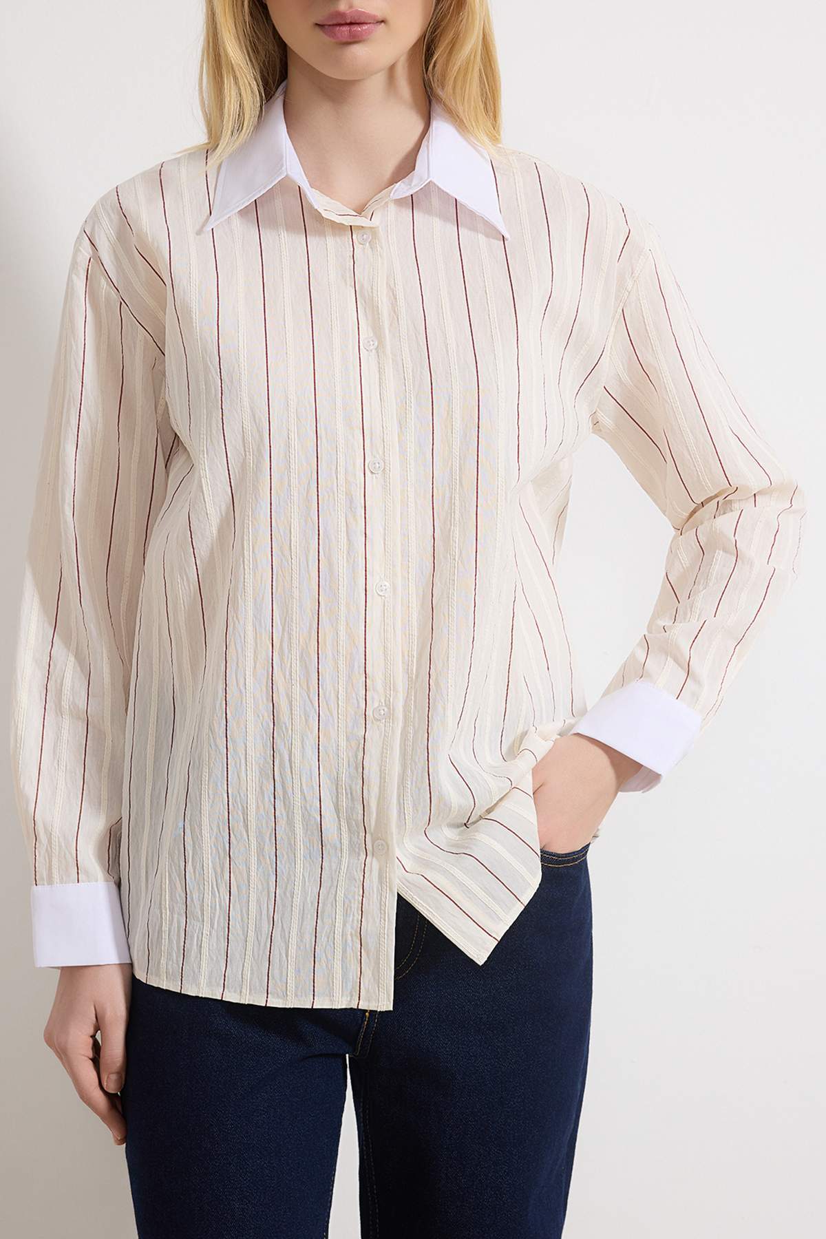 Trendyolmilla  Beyaz-Çok Renkli Çizgili Dokulu Gömlek TWOSS26GO00060 - Görsel 3