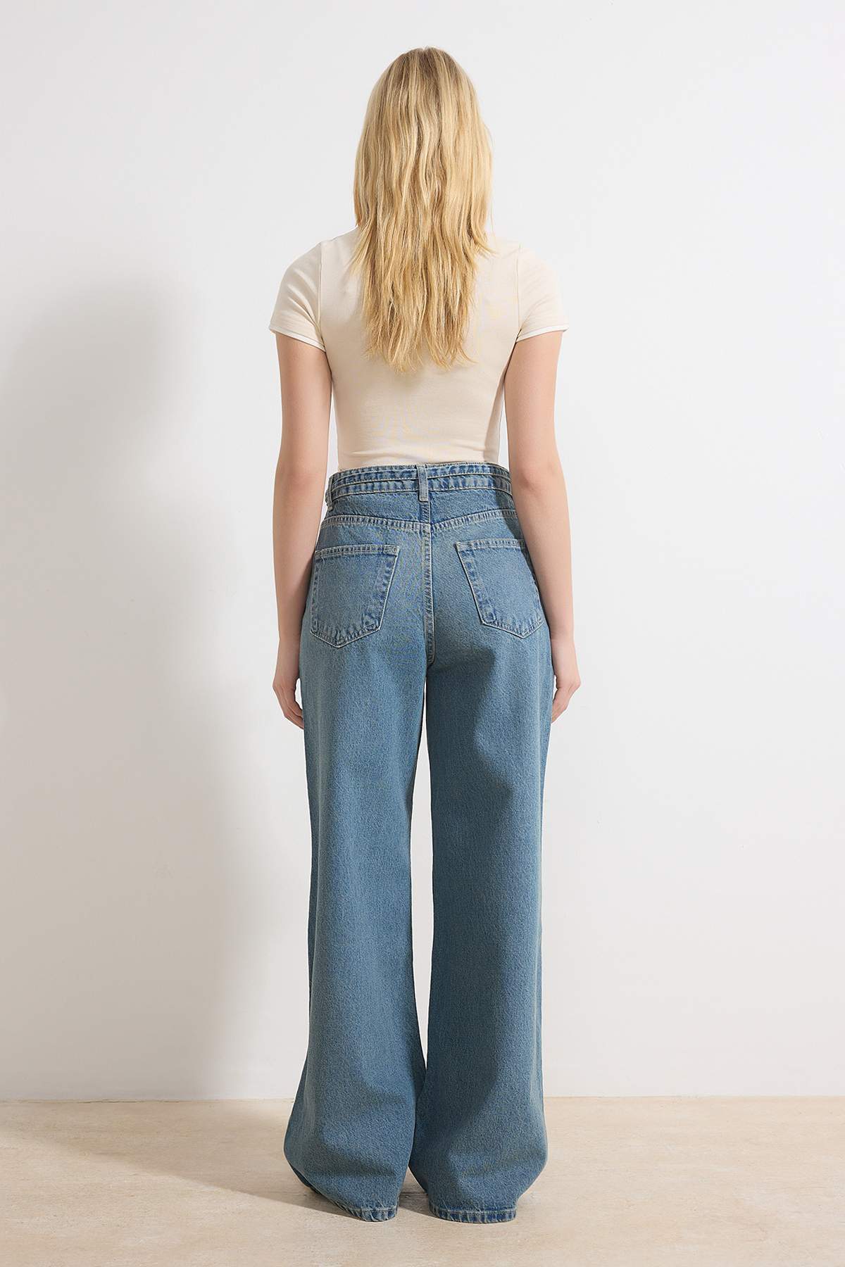 Trendyolmilla  Mavi Kemerli Yüksek Bel Geniş Paça Wide Leg %100 Pamuk Jeans TWOSS26JE00085 - Görsel 4