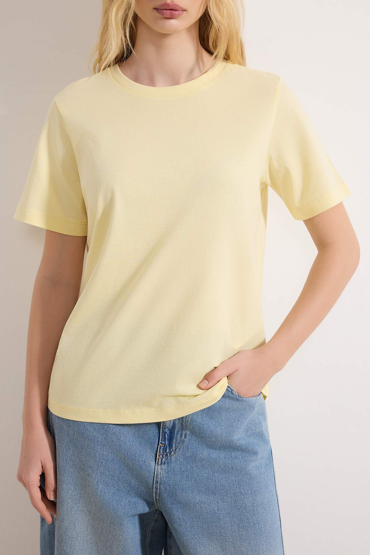 Trendyolmilla  Açık Sarı %100 Pamuk Basic Bisiklet Yaka Örme T-Shirt TWOSS23TS00000 - Görsel 3