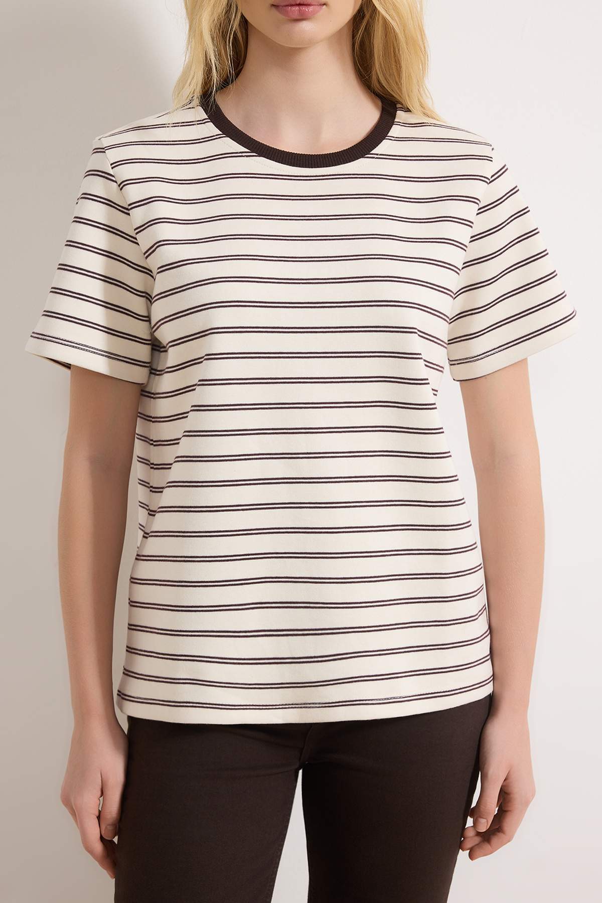 Trendyolmilla  Kahverengi Çizgili Regular/Normal Kalıp Kısa Kollu Tok İnterlok Örme T-Shirt TWOSS26TS00067 - Görsel 3