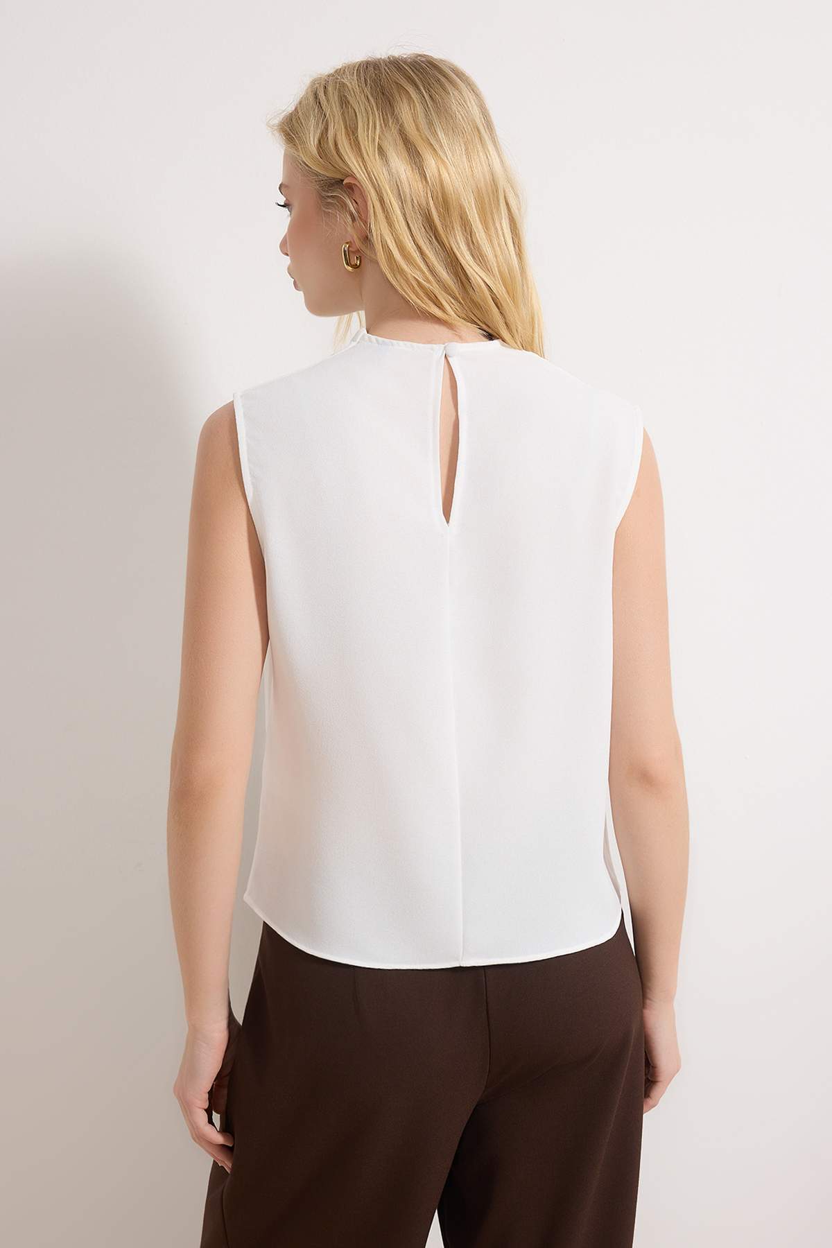 Trendyolmilla  Beyaz Degaje Yaka Şık Dokuma Krep Bluz TWOSS26BZ00395 - Görsel 4