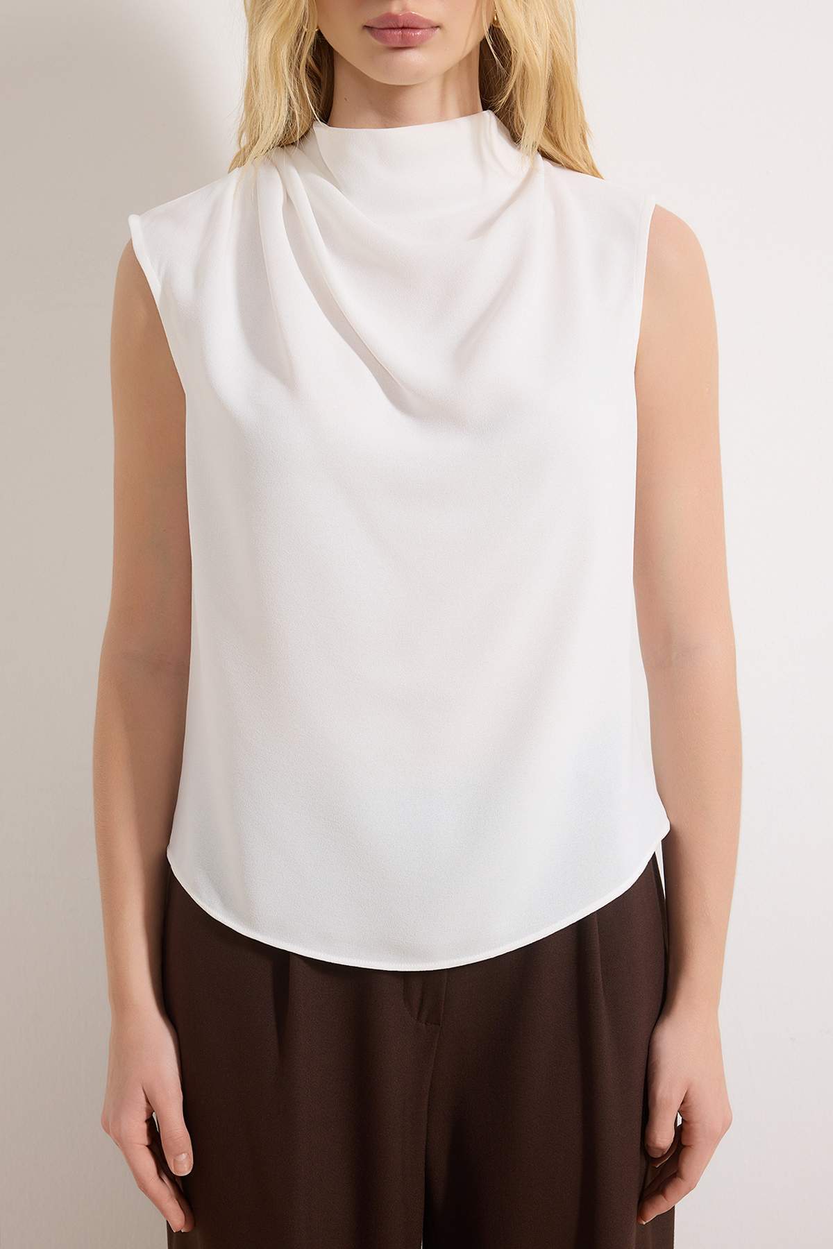 Trendyolmilla  Beyaz Degaje Yaka Şık Dokuma Krep Bluz TWOSS26BZ00395 - Görsel 3