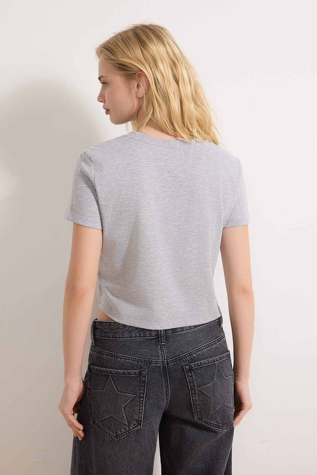 Trendyolmilla  Gri Melanj-Siyah 2'li Paket %100 Pamuk Crop Bisiklet Yaka Örme T-Shirt TWOSS20TS1480 - Görsel 4