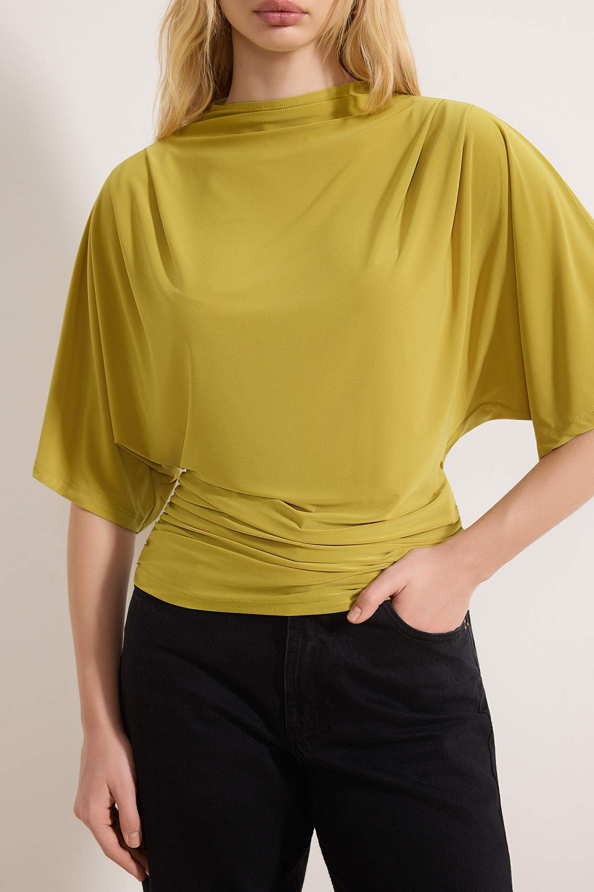 Trendyolmilla  Yağ Yeşil Fitted/Vücuda Oturan Kayık Yaka Yarasa Kol Kısa Kollu Esnek Örme Bluz TWOSS26BZ00020 - Görsel 4