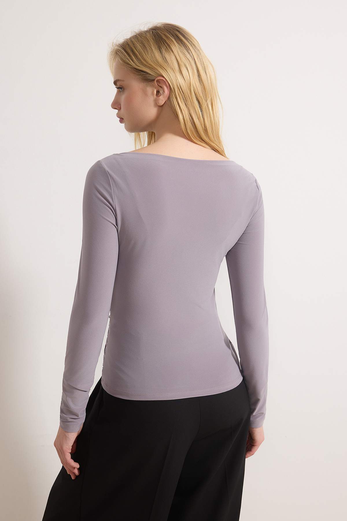 Trendyolmilla  Vizon Kayık Yaka Drapeli Vücuda Oturan Esnek Örme Bluz TWOAW25BZ00109 - Görsel 4