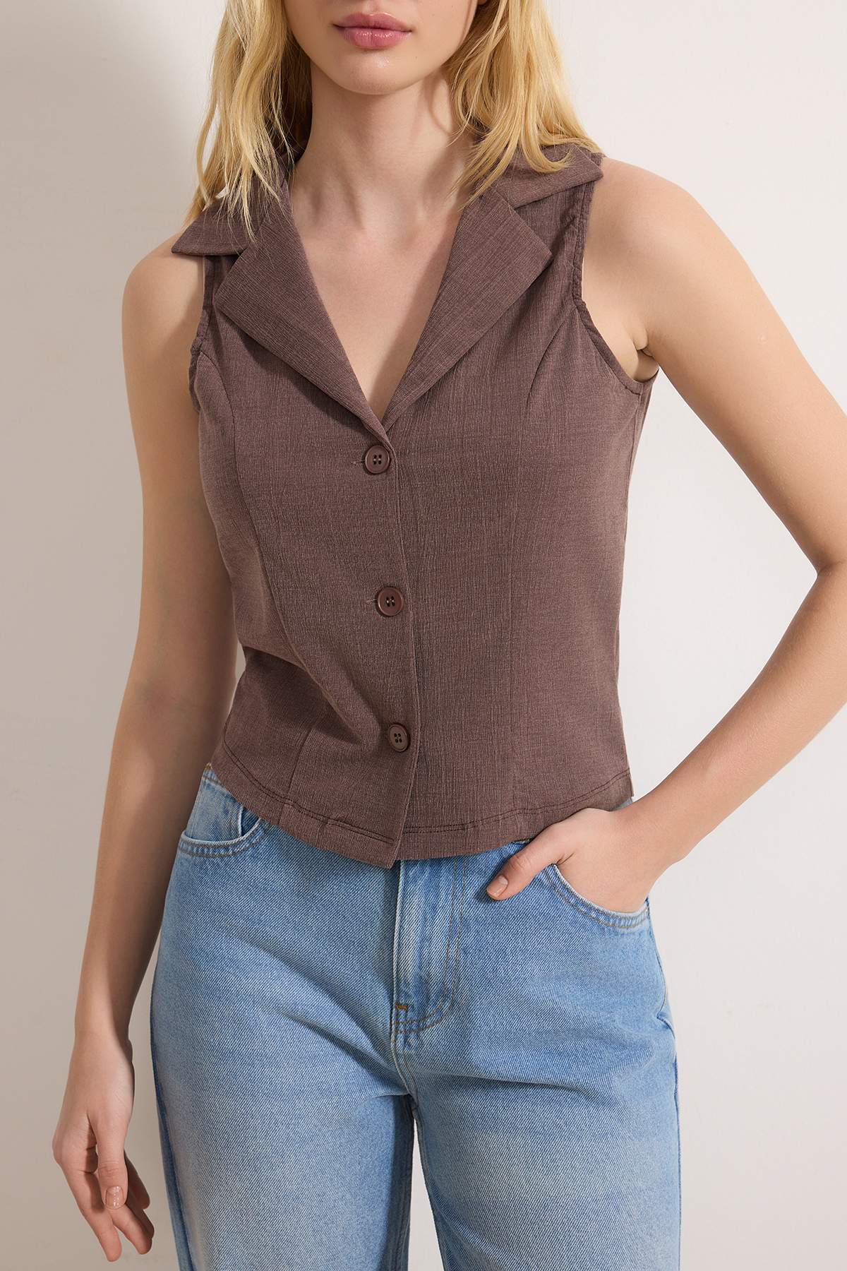 Trendyolmilla  Açık Kahverengi Fitted/Vücuda Oturan Gömlek Yaka Düğmeli Kolsuz Jakarlı Örme Bluz TWOSS26BZ00182 - Görsel 3